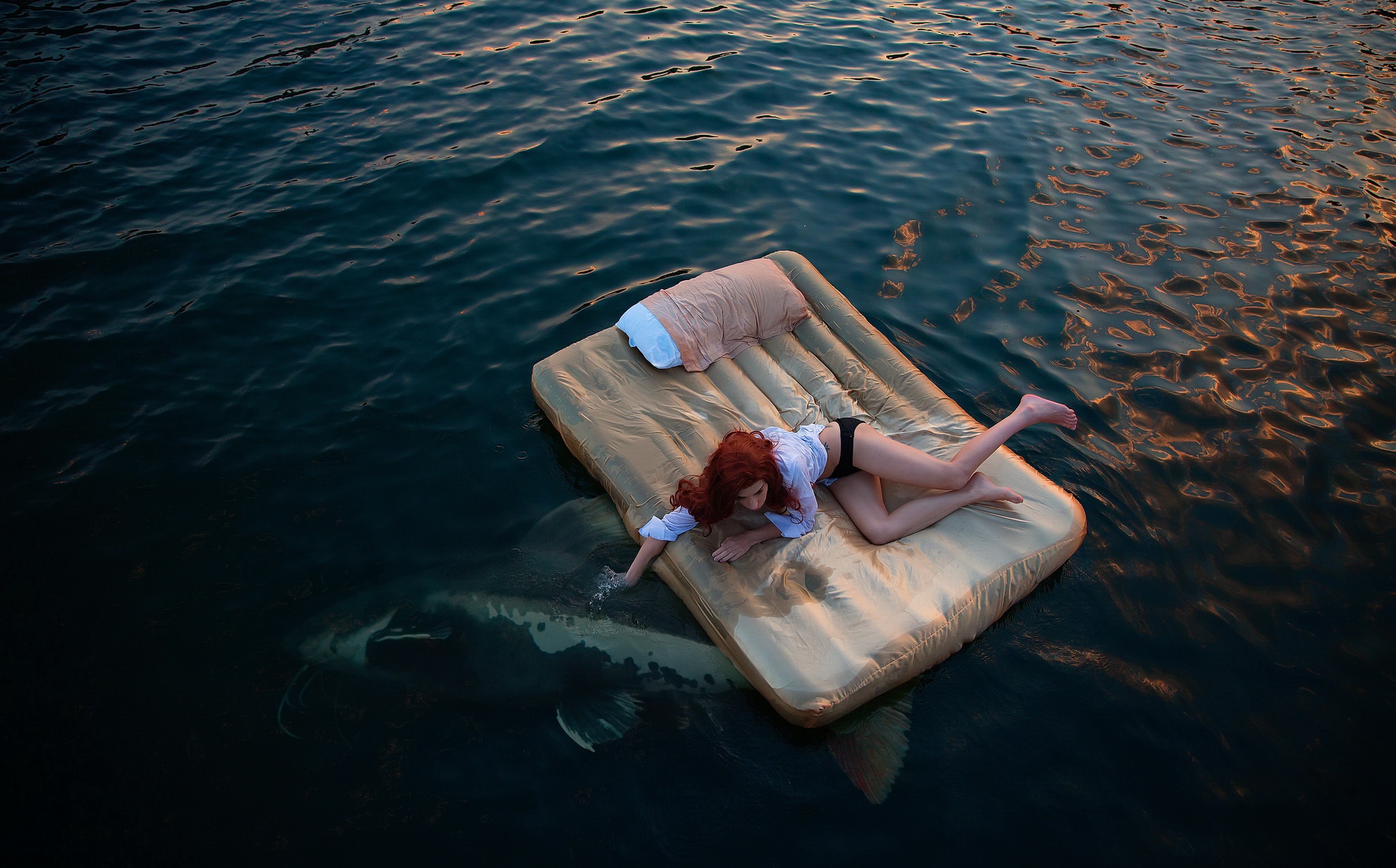 Человек переплывает реку. Фотосессия на матрасе на воде. Матрас на море. Плавают на матрасе. Фотосессия девушка в воде на матрасе.