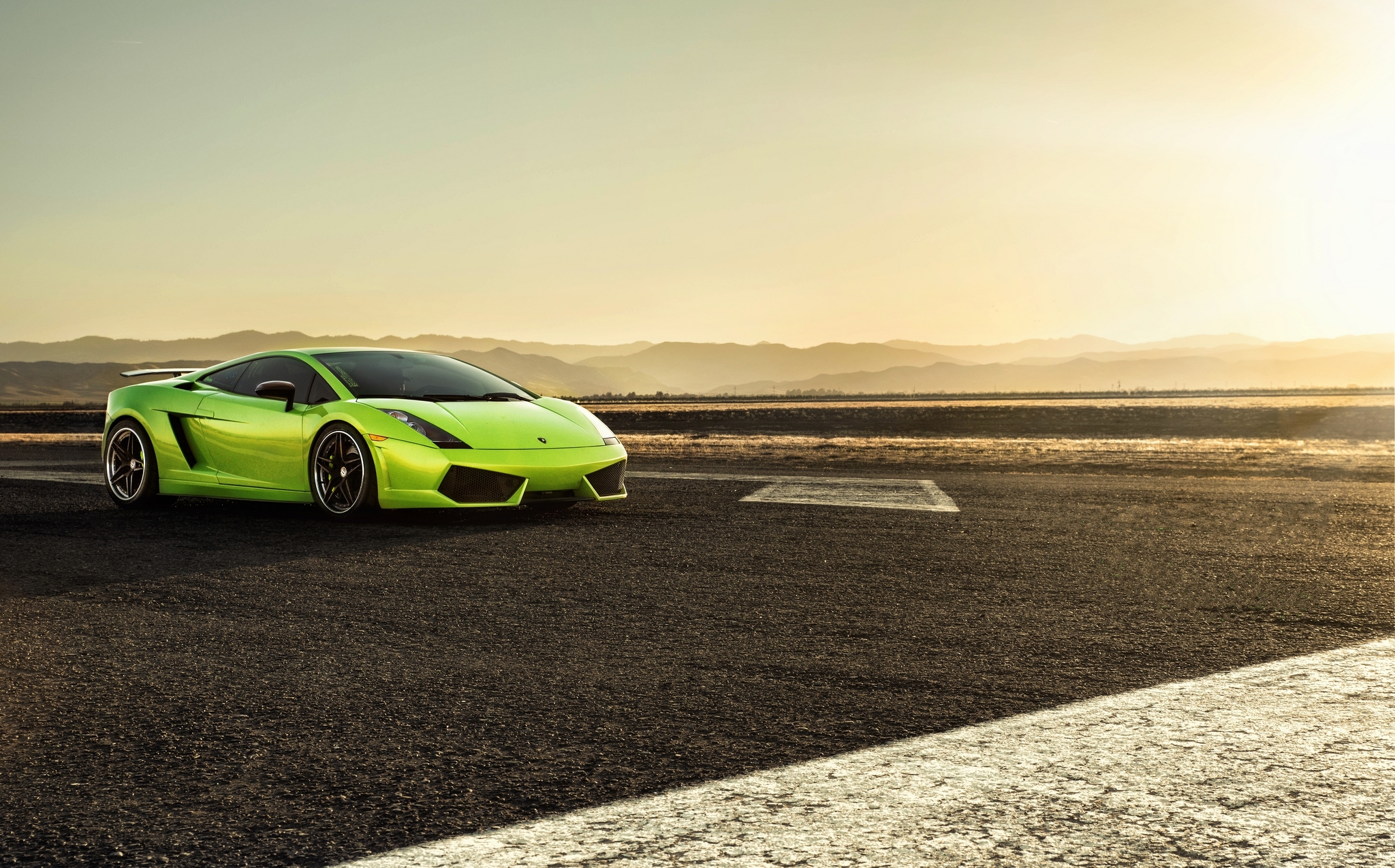 Зеленый автомобиль на дороге. Ламборджини Галлардо зеленая. Lamborghini Gallardo зеленый. Ламборджини Галлардо салатовая. Гаярдо Ламборгини зелёный.