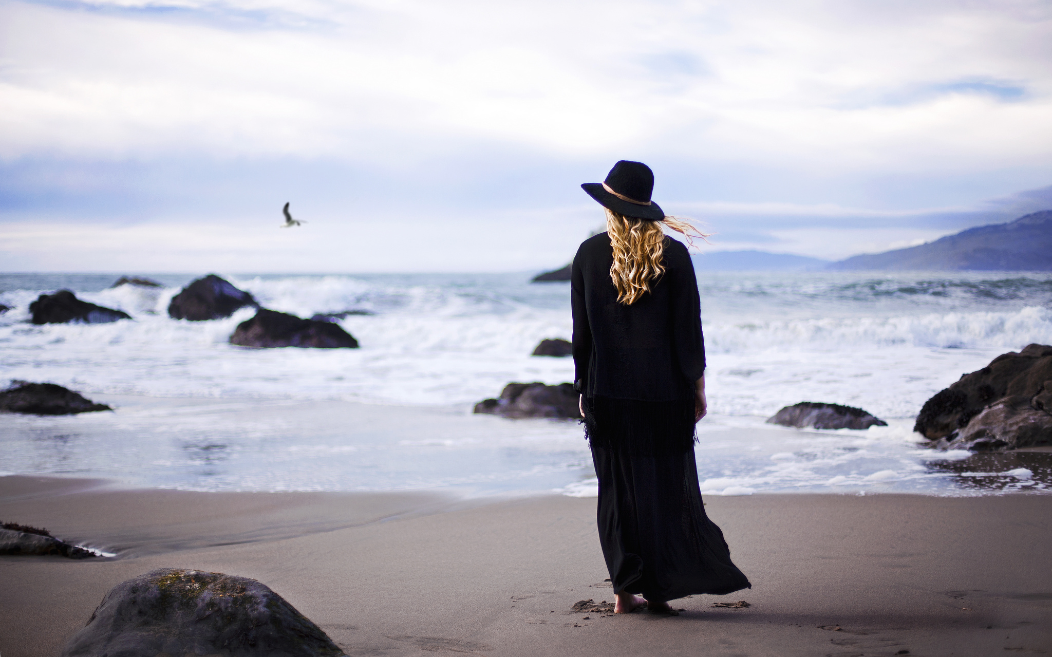 Охраны человеческой жизни на море. Фотосессия в шляпе на море. Женщина в шляпе на берегу. Женщина в шляпе на море. Мужчина в шляпе у моря.