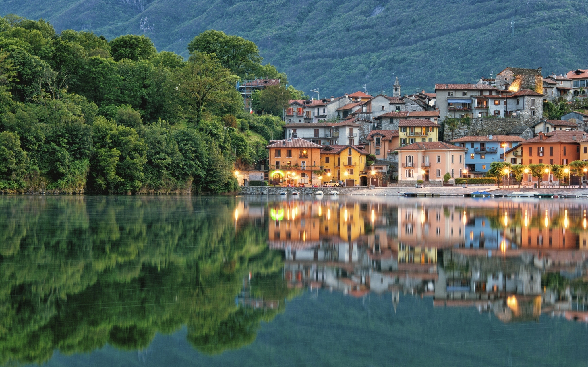 Город около гор. Город Пьемонт Италия. Озеро Комо. Италия. Италия озеро Комо набережная. Регион Пьемонт Италия.