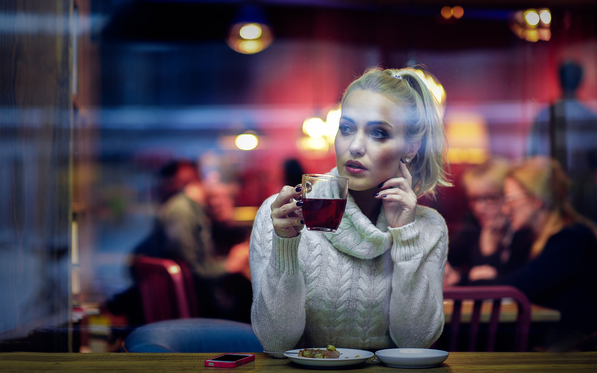 фото девушек блондинок в кафе
