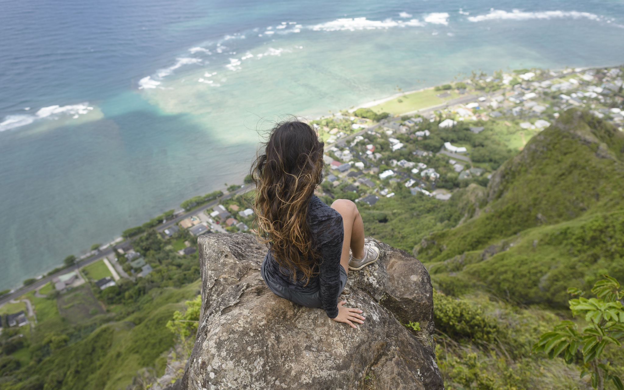 Красоту сидели люди. Девушка на обрыве. Девушка на скале. Девушка море горы. Девушка сидит на обрыве.