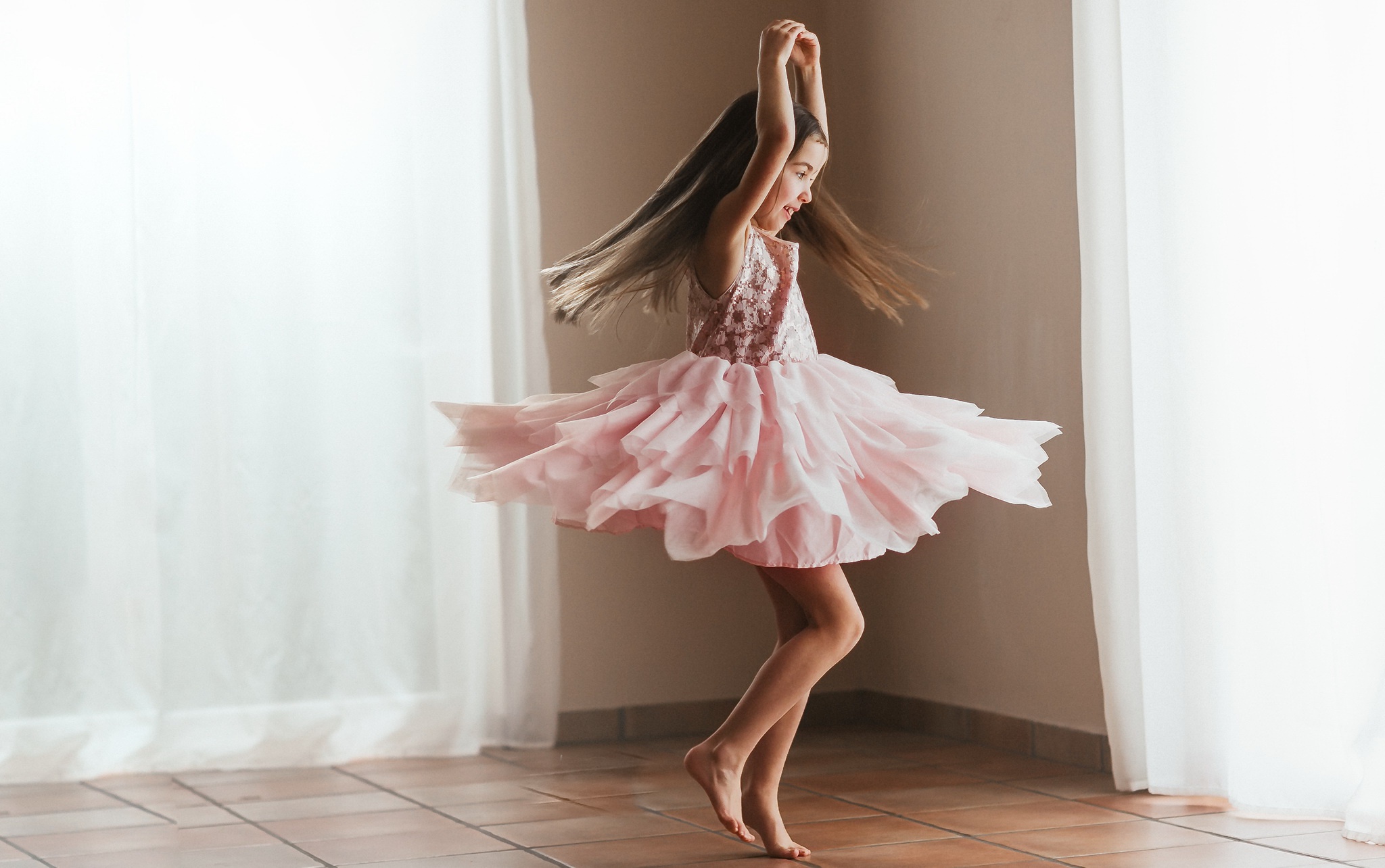 Звери девочки танцуют. Девочка танцует. Танцы для девочек. Девушка кружится в танце. Девочка в платье танцует.