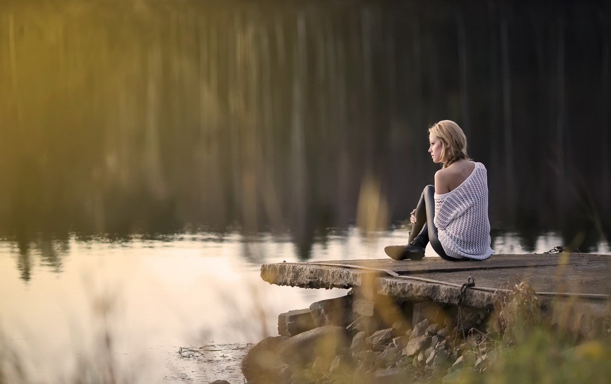 Полная тишина слушать. Это одиночество. Уединение с природой. Одинокая девушка. Девушка у реки.