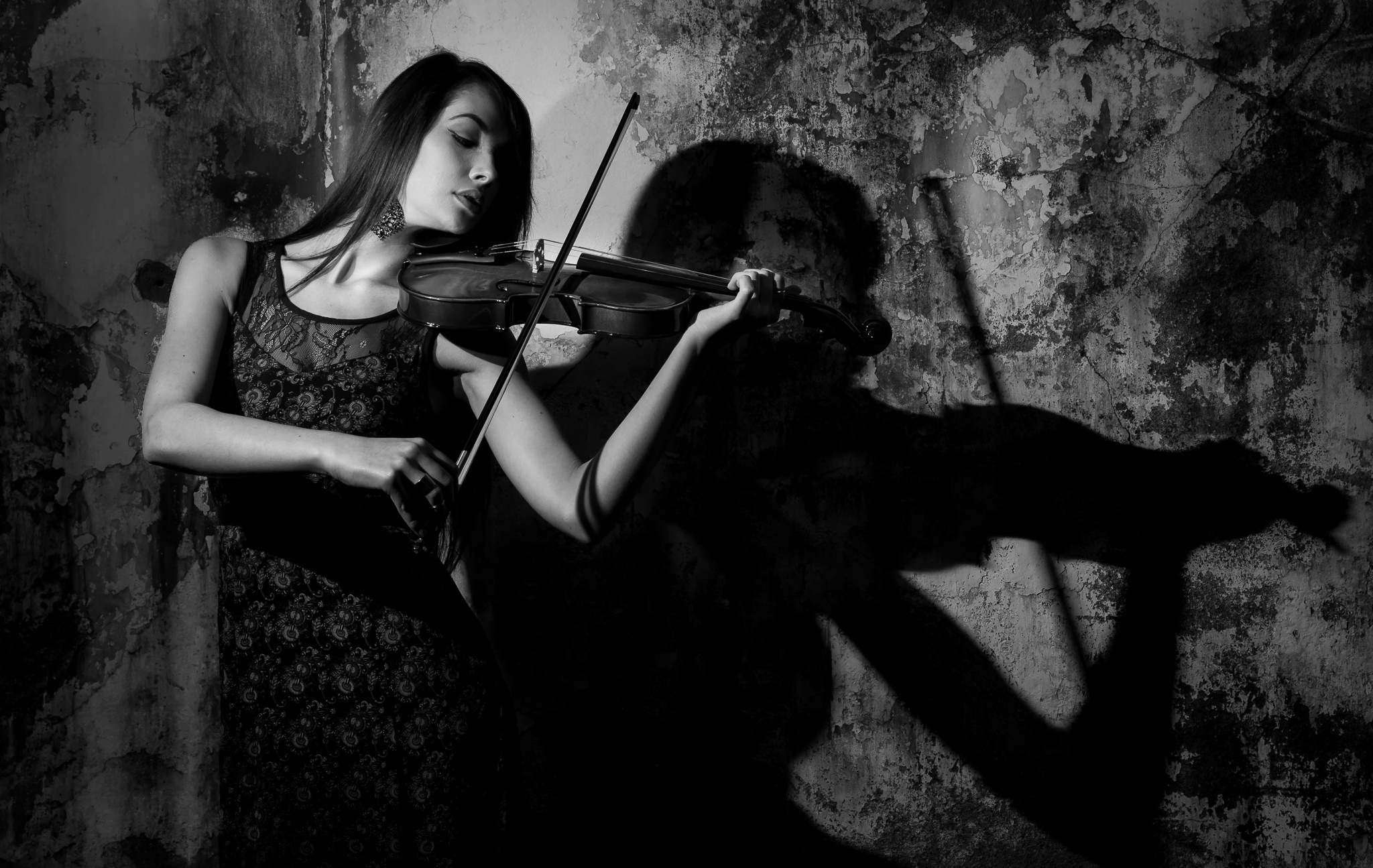 Пронзительная скрипка. Девушки со скрипкой. Женщина со скрипкой. Девушка скрипачка.