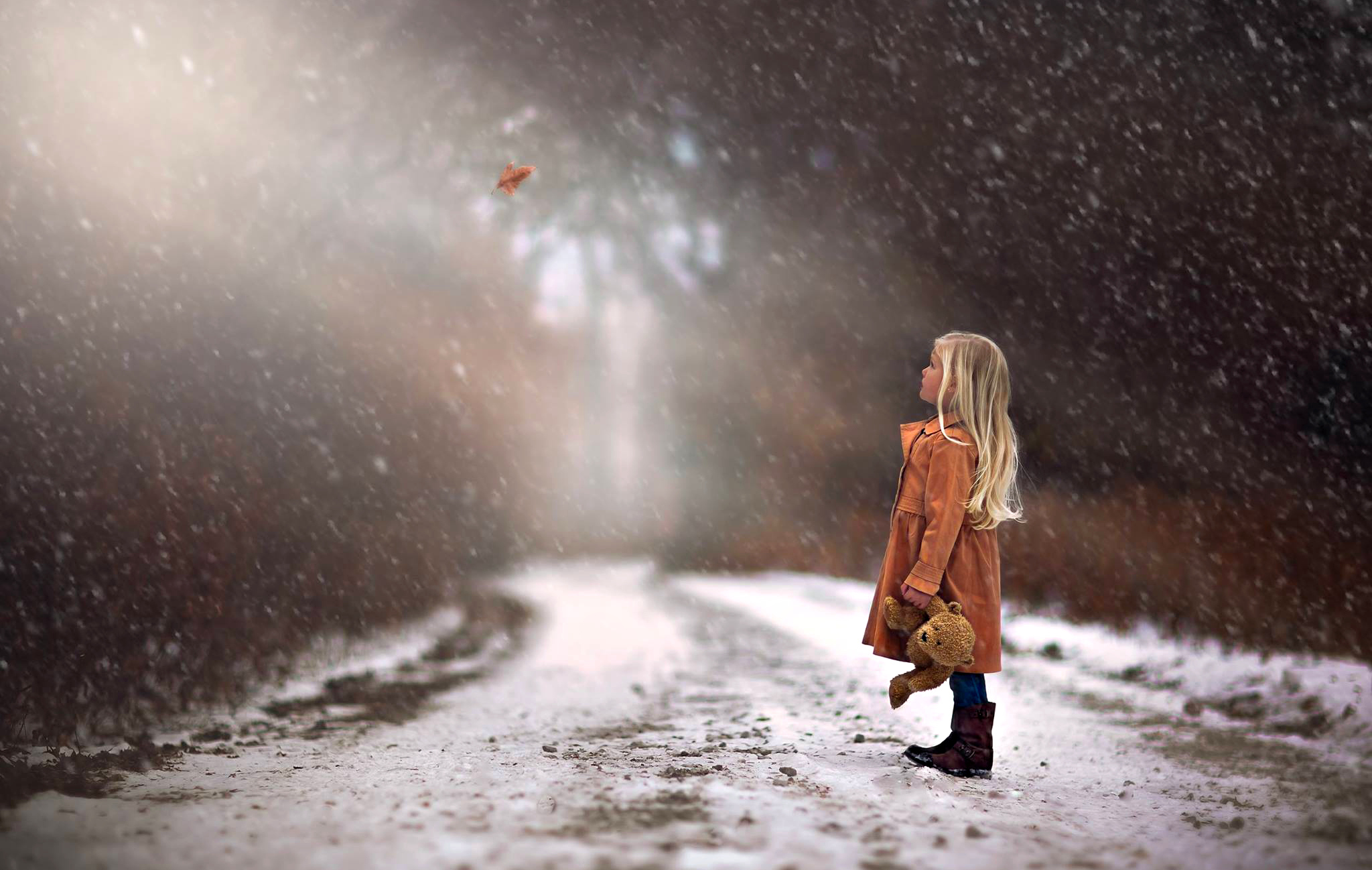 Плачет одинокая душа укутавшись в пальто. Девушка в снегу. Зима одиночество. Зима грусть. Девушка зимой в снегу.