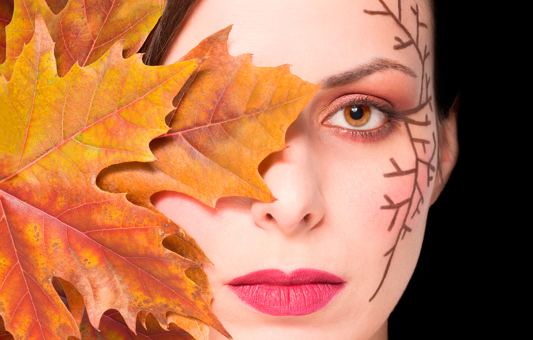 Главная роль осень. Осенний макияж. Осенний макияж с листьями. Лицо девушки с осенними листьями. Осенний грим на лице.
