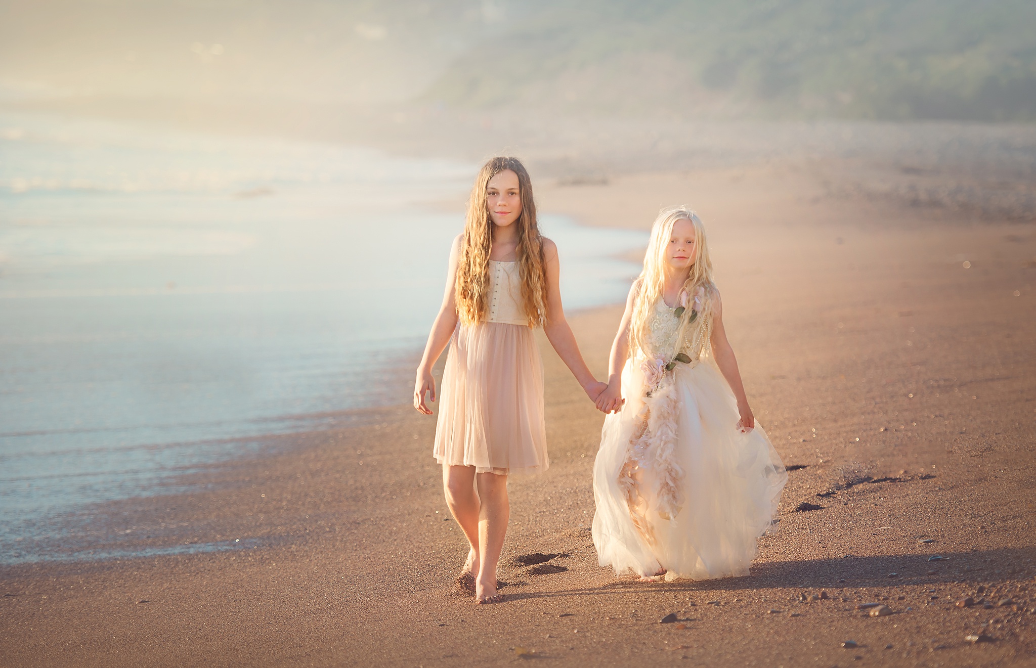 Утро с двумя девочками. Две девушки в платьях. Фотосессия на пляже в платье. Подружки на море. Детская фотосессия на море в платье.