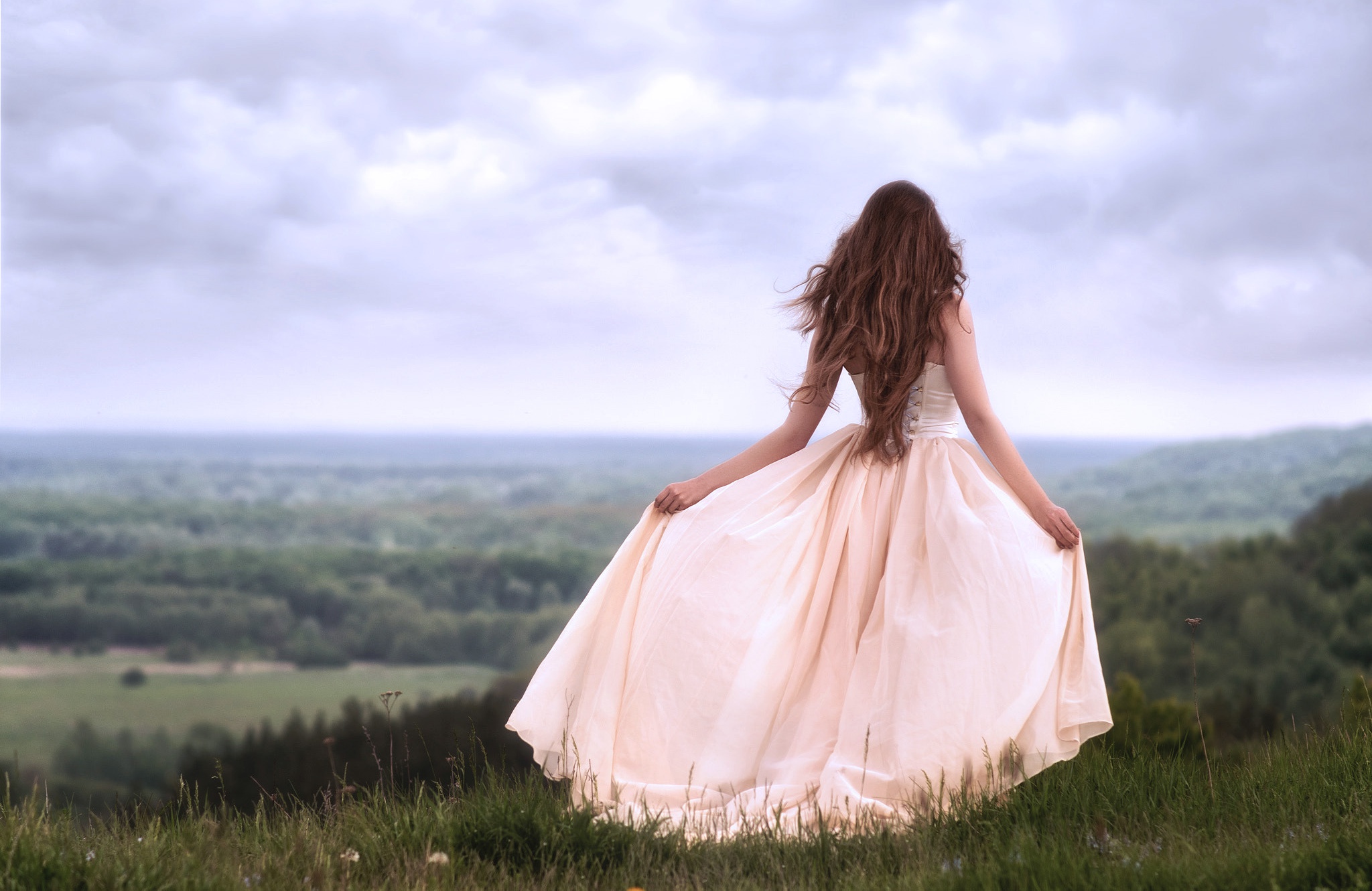 Девушка в длинном платье со спины