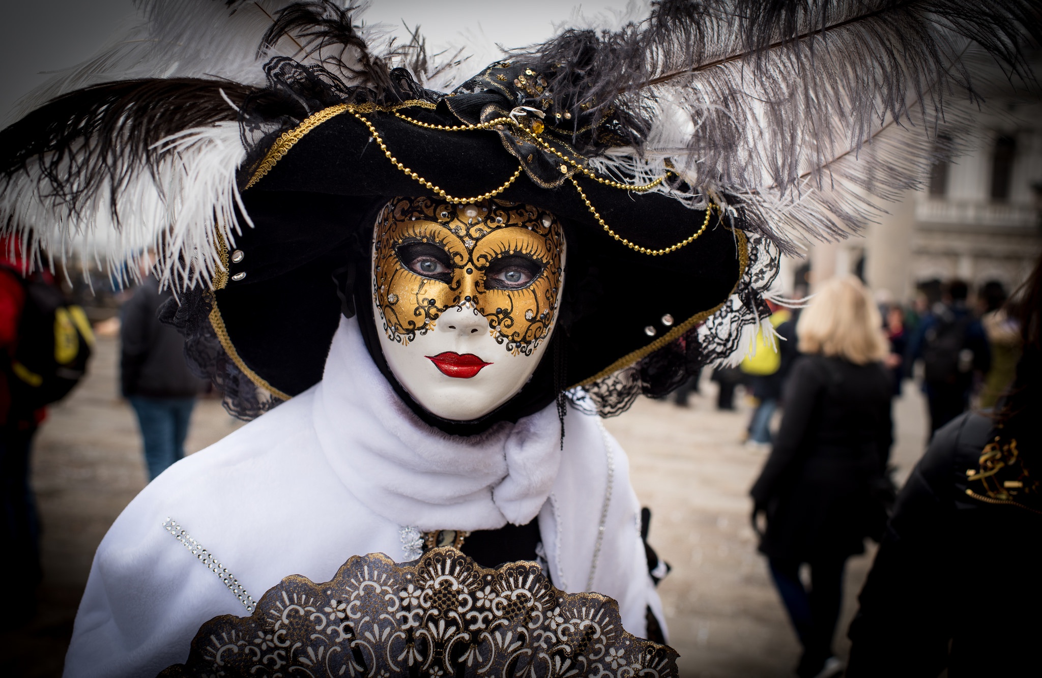 Одевали карнавал. Венецианский карнавал Италия маски. Венецианский карнавал невеста маска. Маска Венеция для карнавала. Венецианская маска Баута.