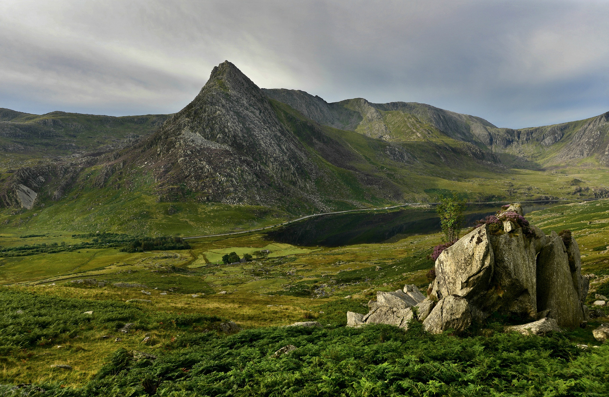 Wales mountains. Сноудония Уэльс. Гористый Уэльс. Кембрийские горы и Сноудония в Уэльсе;. Гора Сноудон.