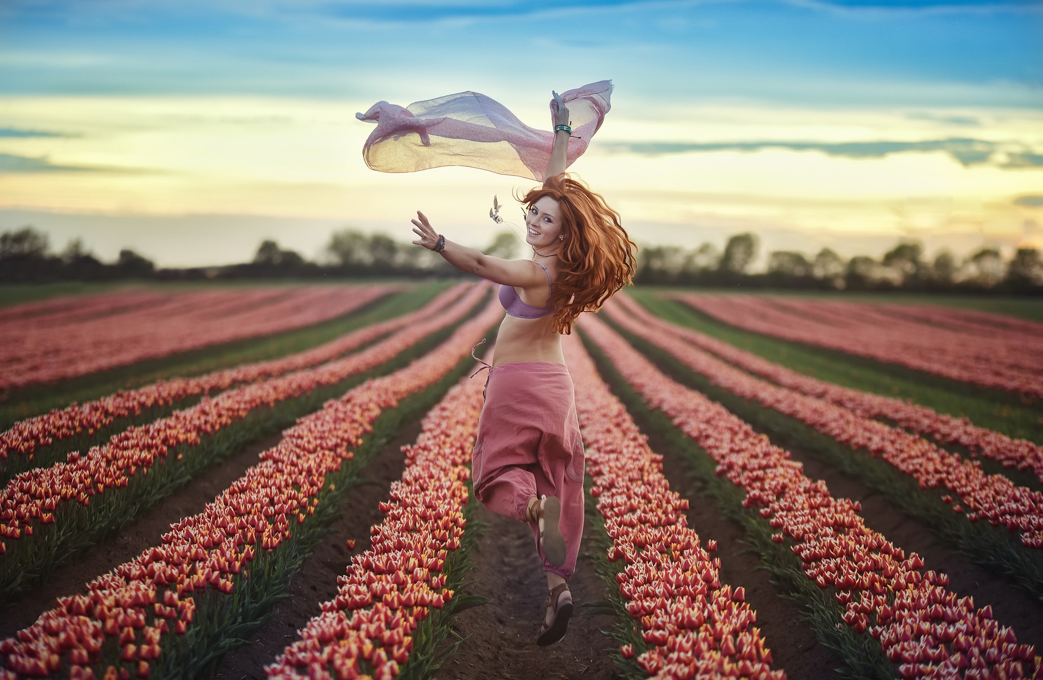 Сбежавший цветок. Девушка в поле. Счастливая девушка. Девушка бежит по полю. Девушка в цветах.