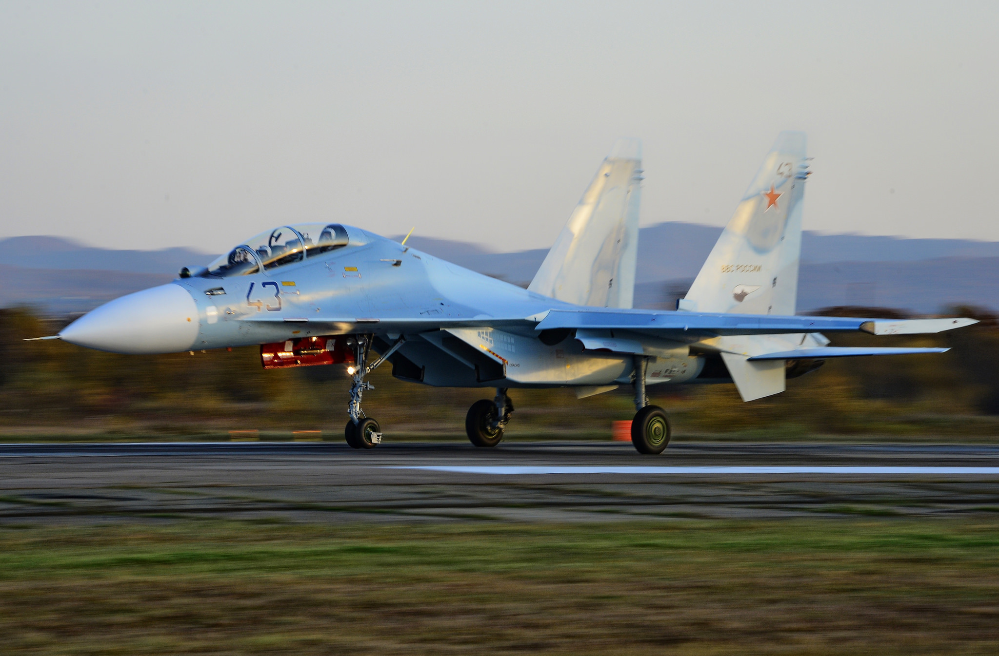 Самолет и 2 истребитель. Истребитель Су-30см2. Истребитель Су-30. Многоцелевой истребитель Су-30. Двухместный истребитель Су 30.