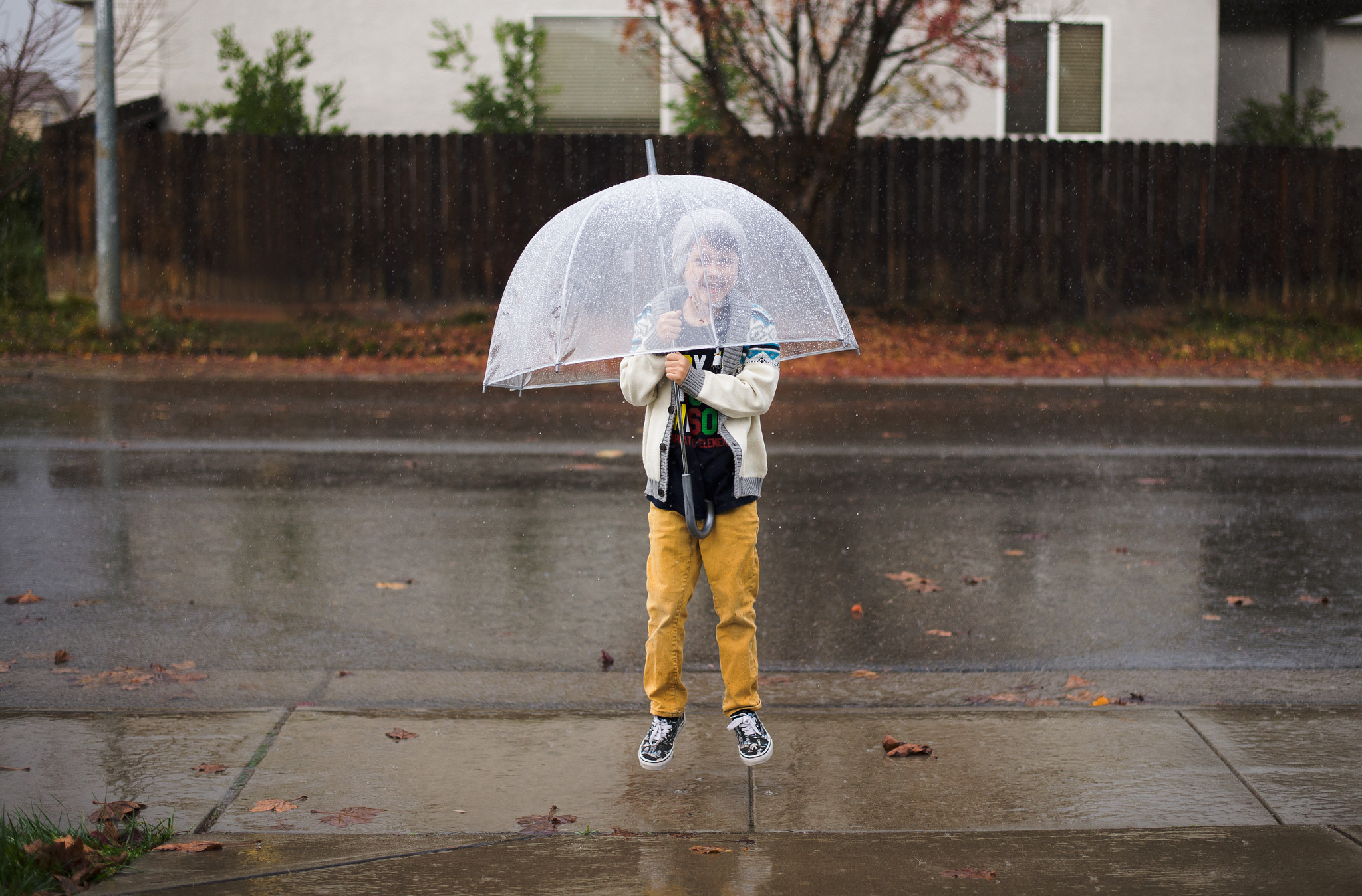 Дети под зонтиком. Мальчик с зонтом. Дети под зонтом. Мальчик под зонтиком. Зонтик для детей.