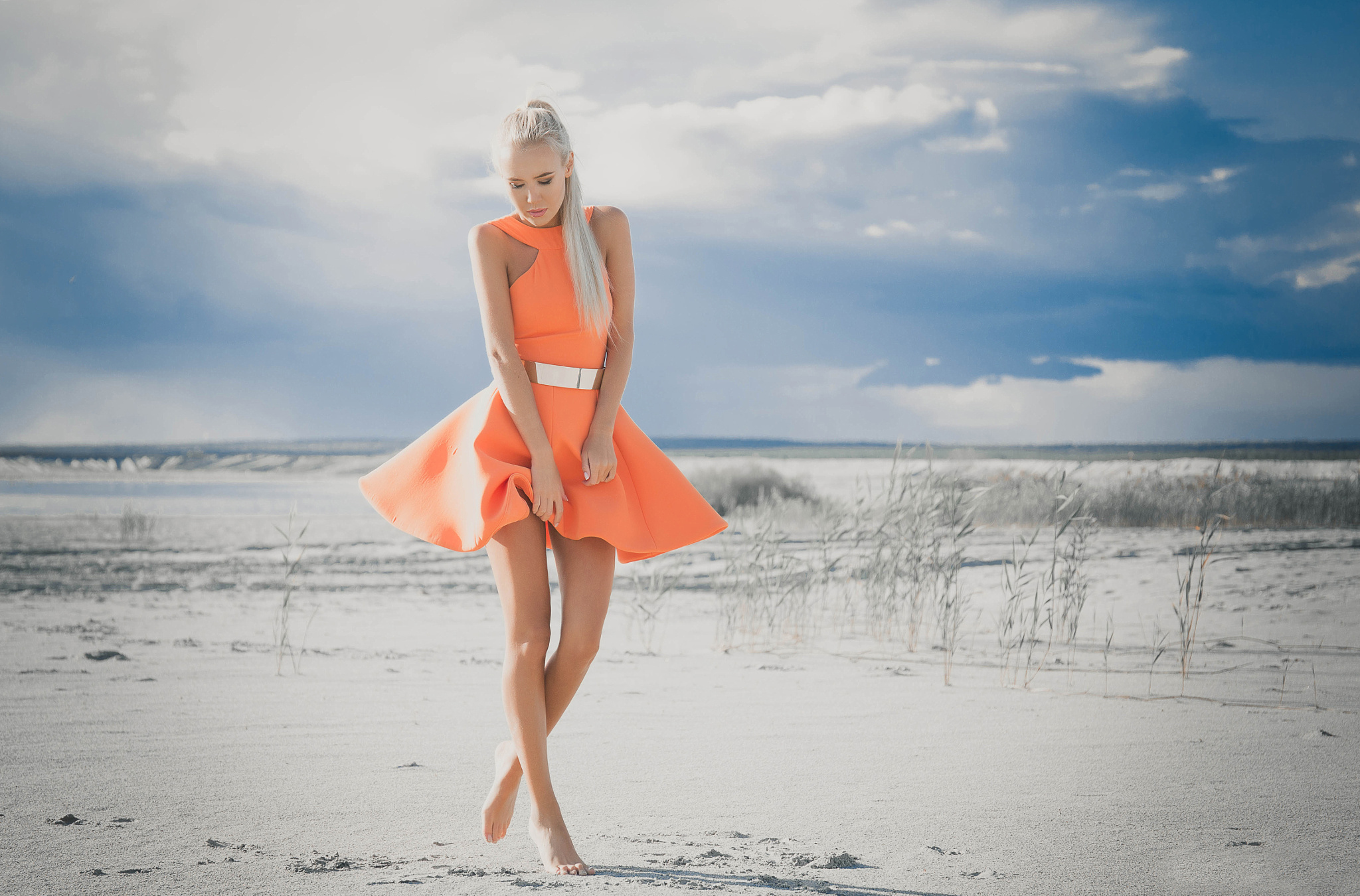 Девушка в оранжевом платье