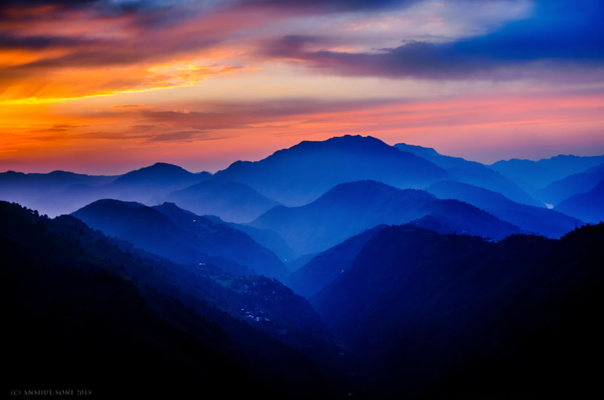 Mountains sunset. Голубые горы Гималаи. Гималаи 4к. Закат в горах. Синие горы.