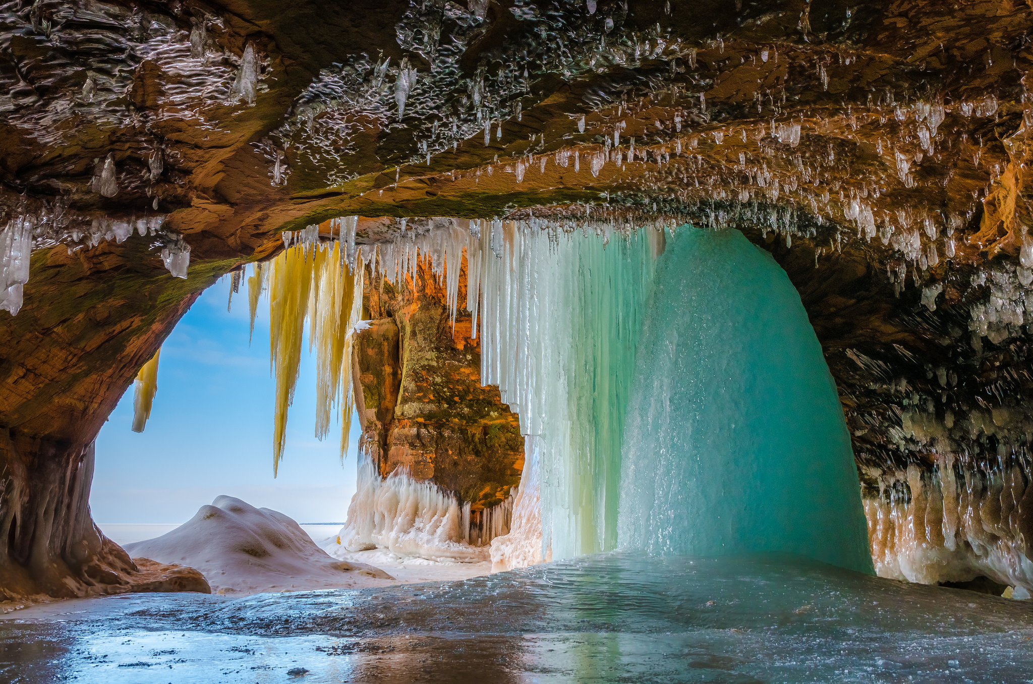 Водопад в пещере