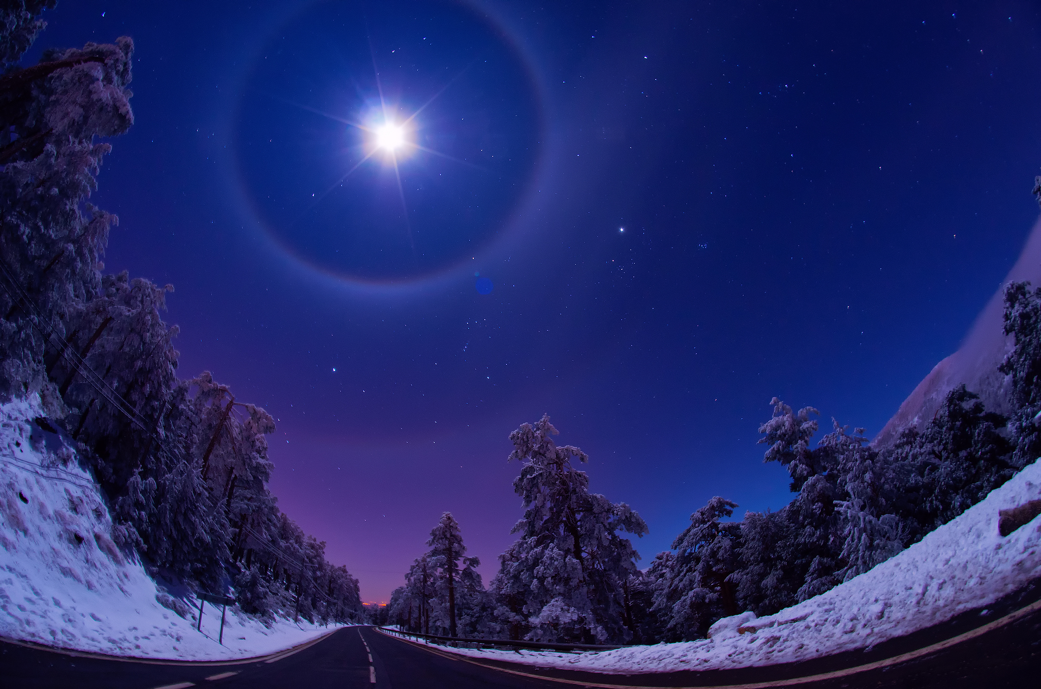 Озаренные сиянием луны. Лунное гало Млечный путь. Зимний ночной пейзаж. Зимнее ночное небо. Природа ночью.