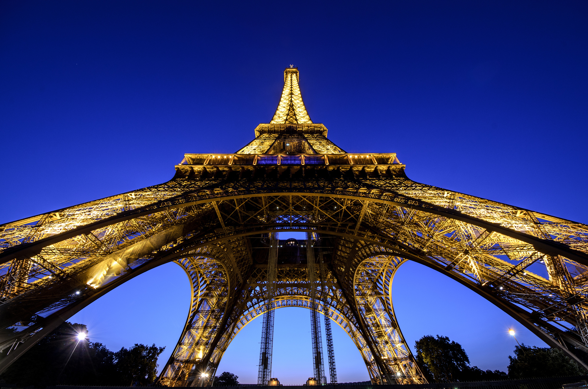 Про францию. Франция эфельная башня. Эйфелева башня (la Tour Eiffel). Башня Эйфелева в Англии. Эйфелева башня растет летом.