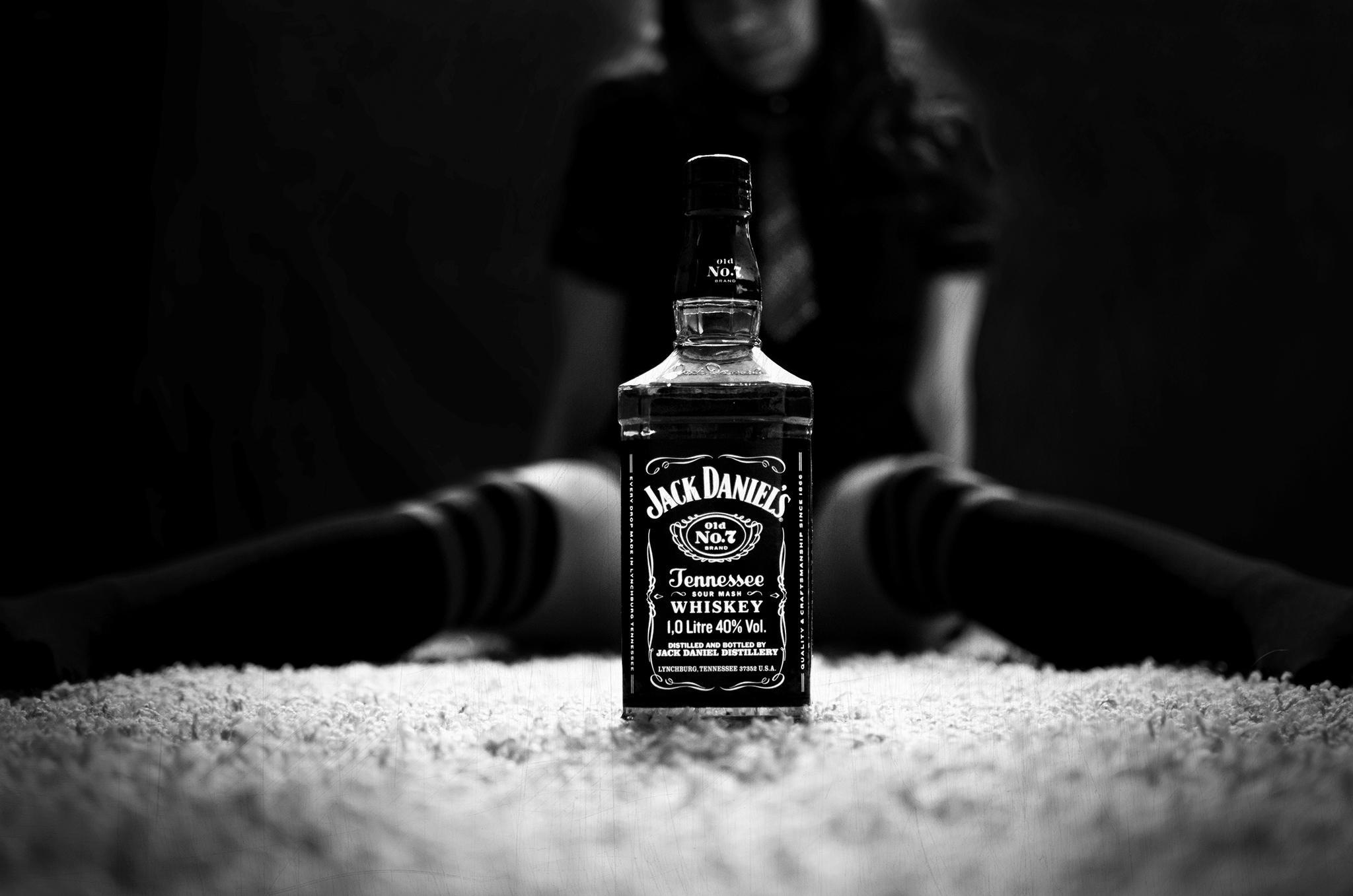 Обои ДЕВУШКА, БУТЫЛКА, НОГИ, ГОЛЬФЫ, АЛКОГОЛЬ, Jack Daniels, ВИСКИ на  телефон и рабочий стол, раздел настроения, разрешение 2048x1357 - скачать