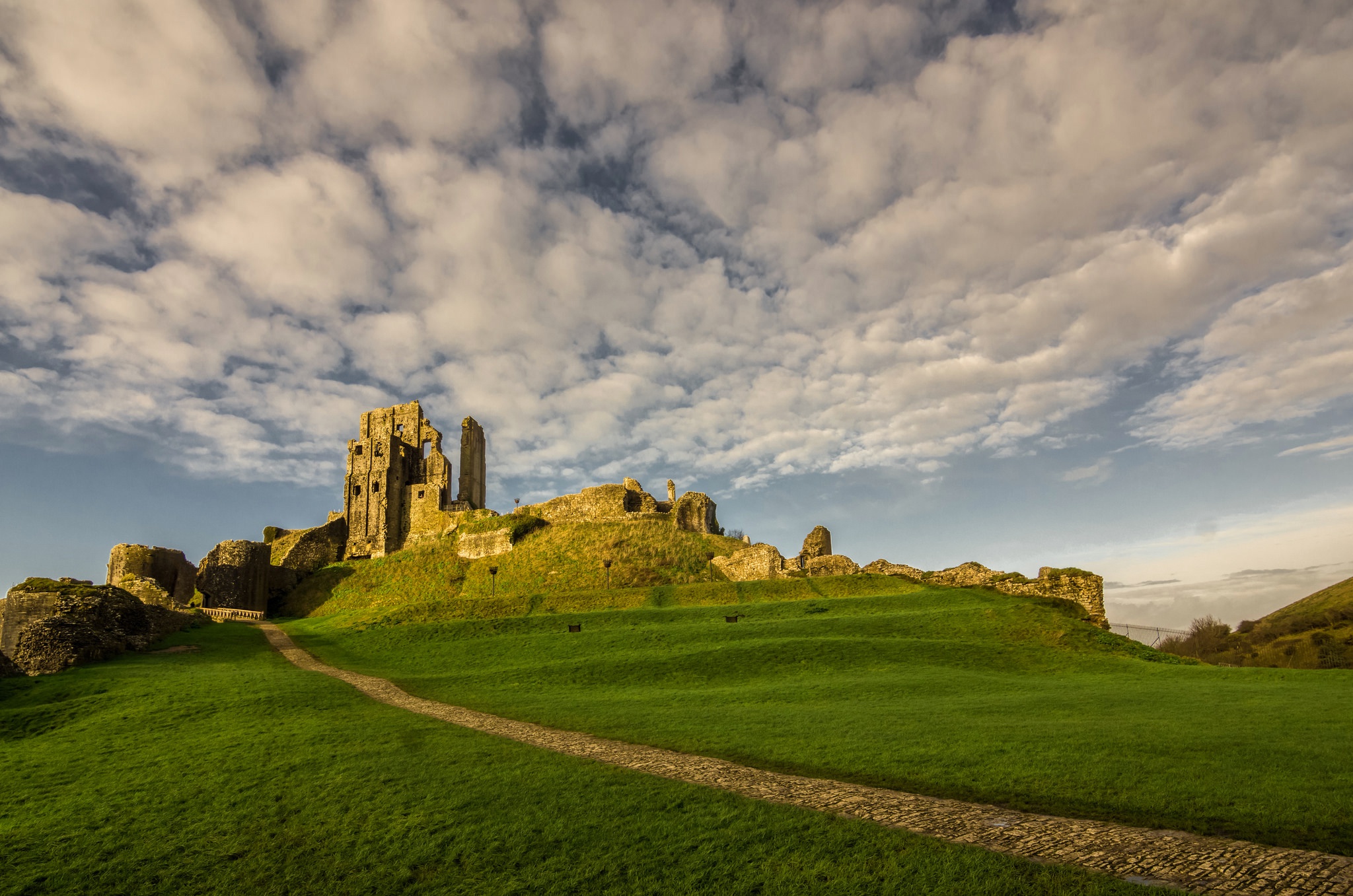 Out castle. Corfe Castle, Dorset 1920. Руины Англии. Крепости обои на рабочий стол широкоугольные. Граф Дорсет.