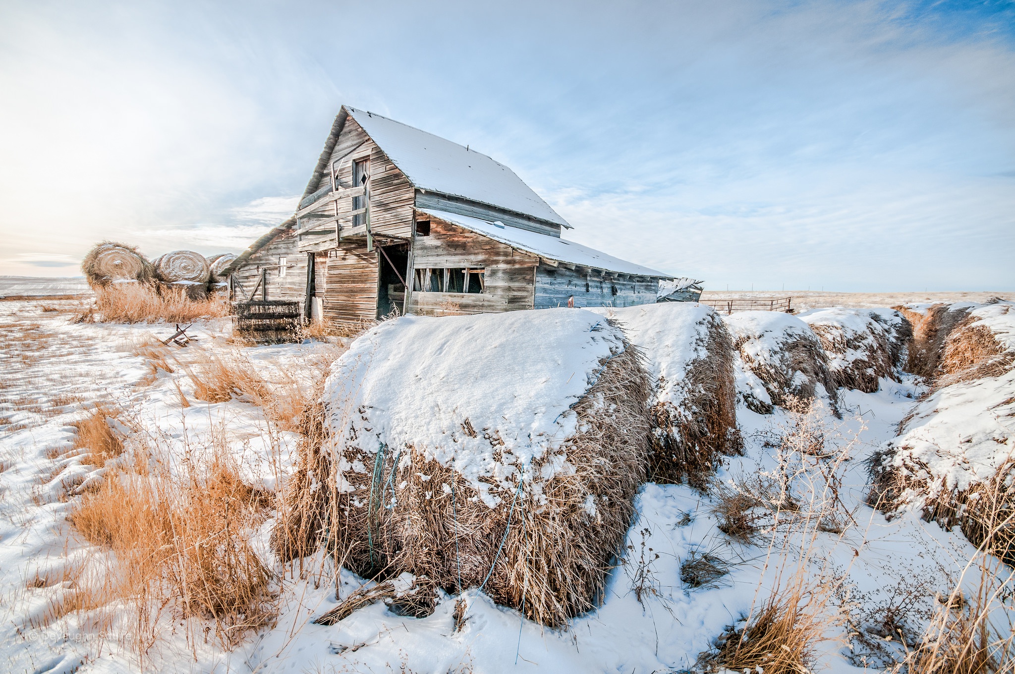 Зимнее сено. Дом в поле зима. Дом в поле зимой. Снег поле домик. Домик в поле зимой.