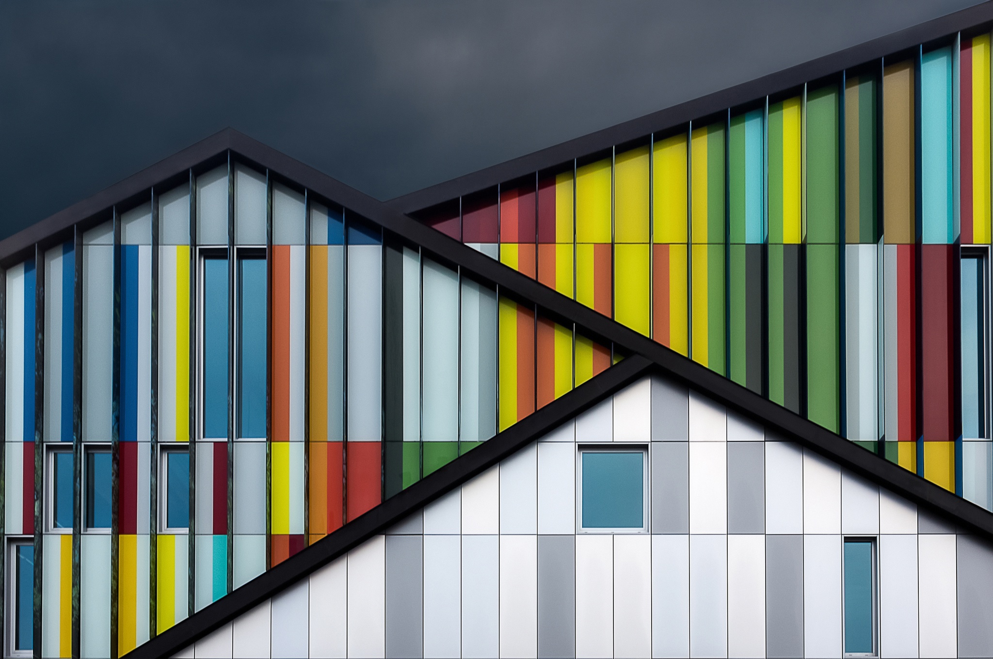 Цветной стороны. Разноцветный фасад. Абстракционизм в архитектуре. Цветные фасады зданий. Цветыне современные фасады.