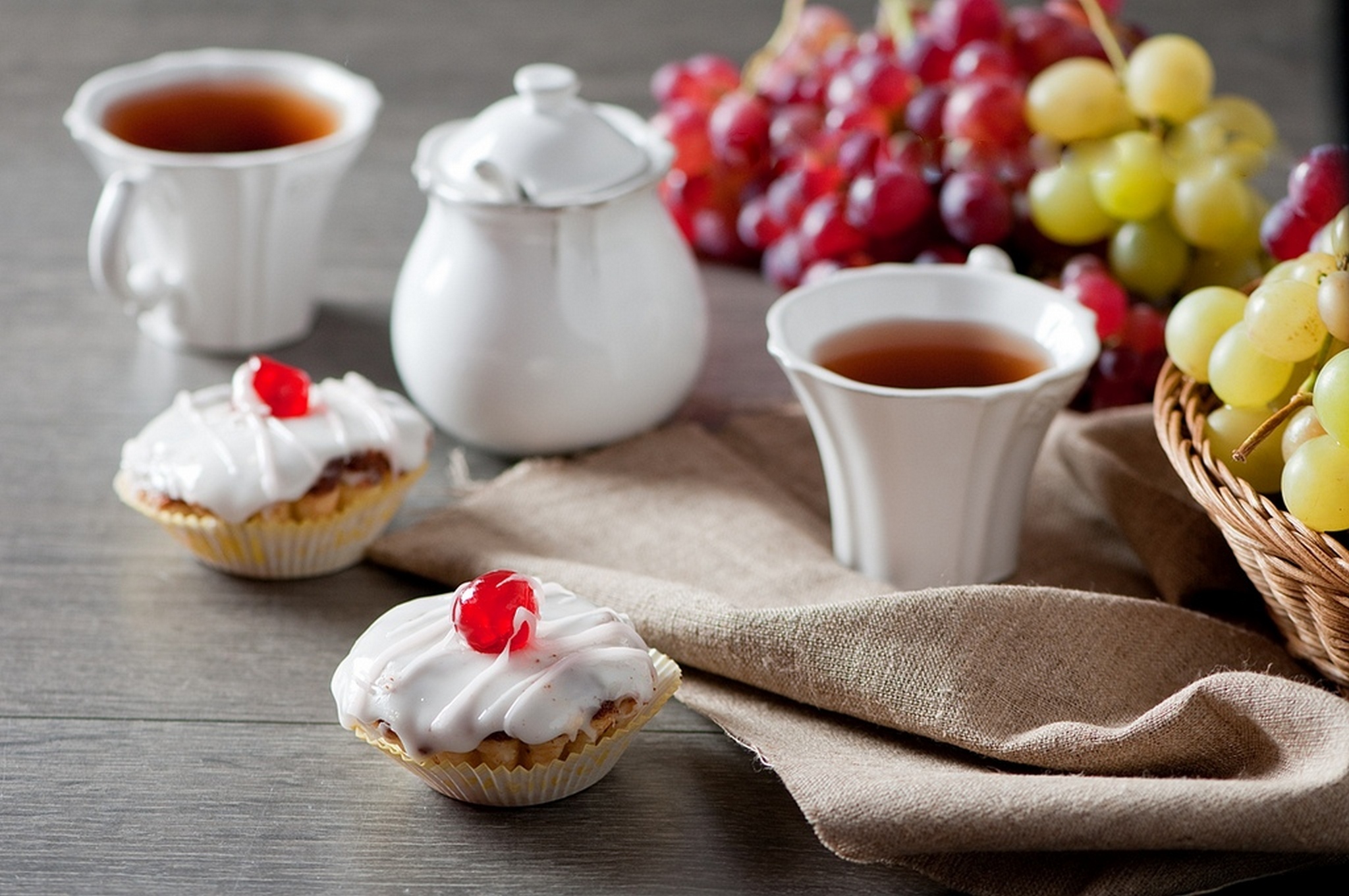 Красивое чаепитие картинки. Кофе и пирожное. Чай со сладостями. Чай и пирожное. Красивые пирожные и кофе.