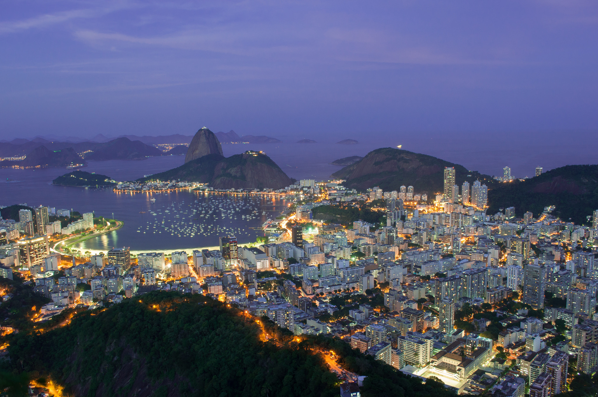 Рио де. Рио-де-Жанейро (город в Бразилии). Рио-де-Жанейро (город в Бразилии) ночью. Залив Рио де Жанейро. Рио де Жанейро Гуанабара.