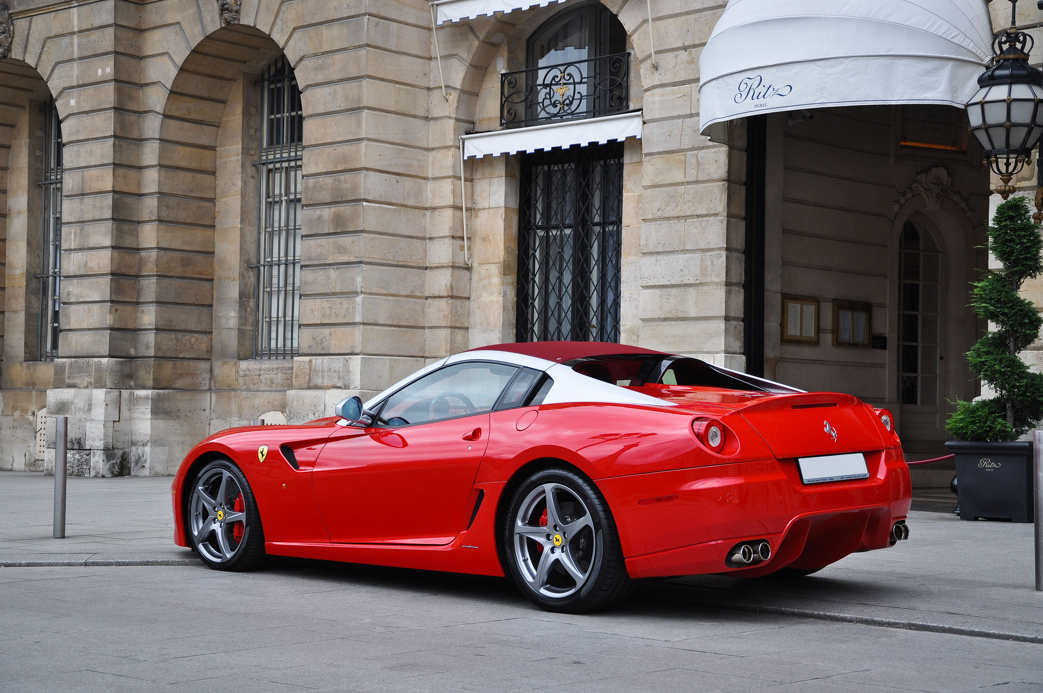 Красный ferrari. Ferrari 599 Cabrio. Ferrari Coupe Cabrio. Феррари Тарга. Ferrari 599 GTB кабрио.