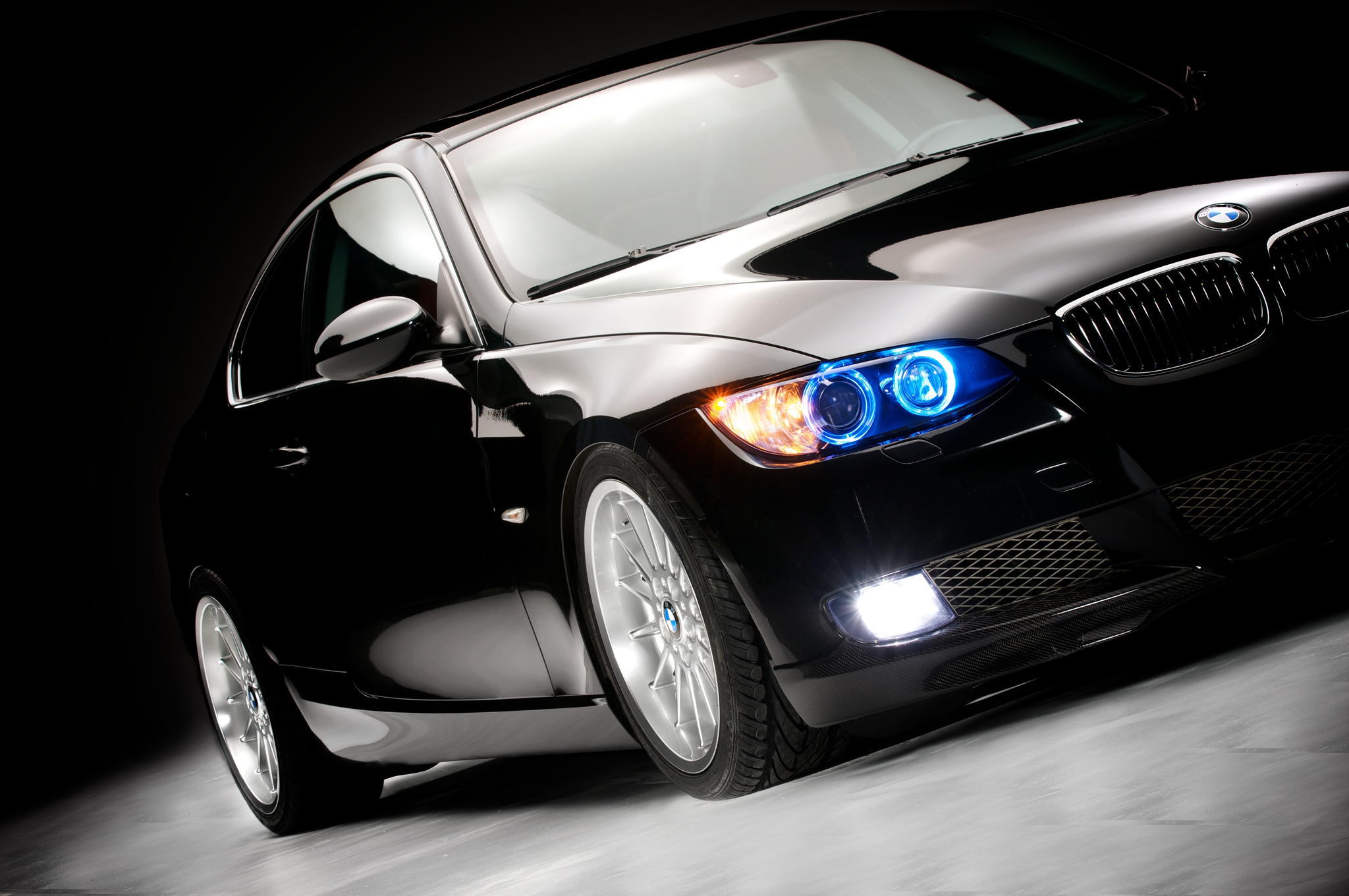 Черная машина перед. BMW e92 Lights. BMW 335i. BMW e92 черные фары. BMW 330i.