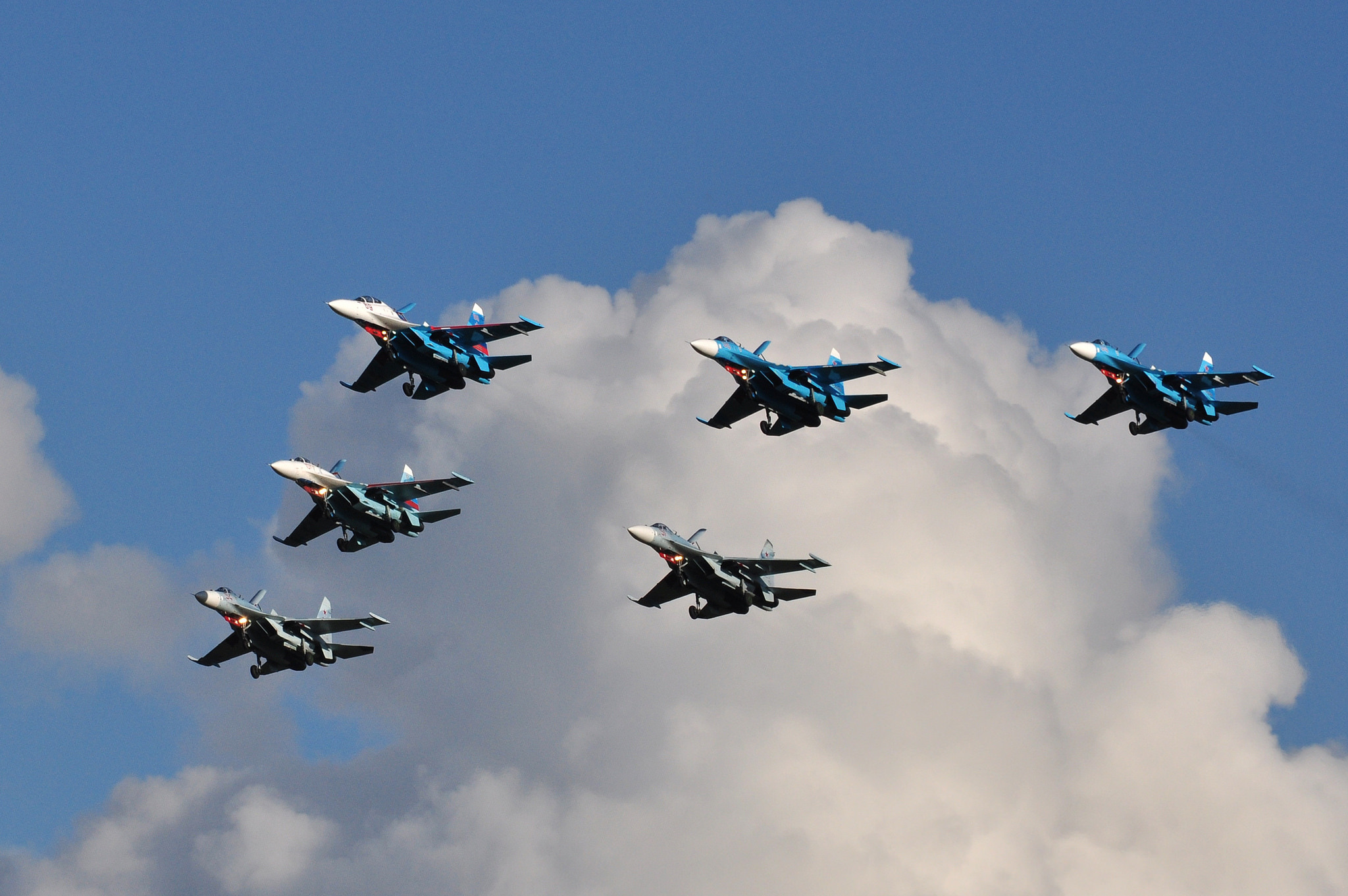 Летящие бомбардировщики. Су-27 на параде. Самолет военный. Военные самолеты в небе. Российские военные самолеты в небе.