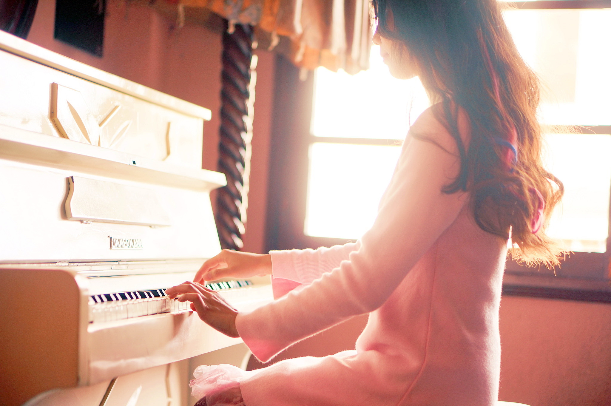 Стоит в стороне девчонка а музыка играет. Девушка на рояле. Девушка и фортепиано. Девушка и пианино. Фотосессия с пианино.