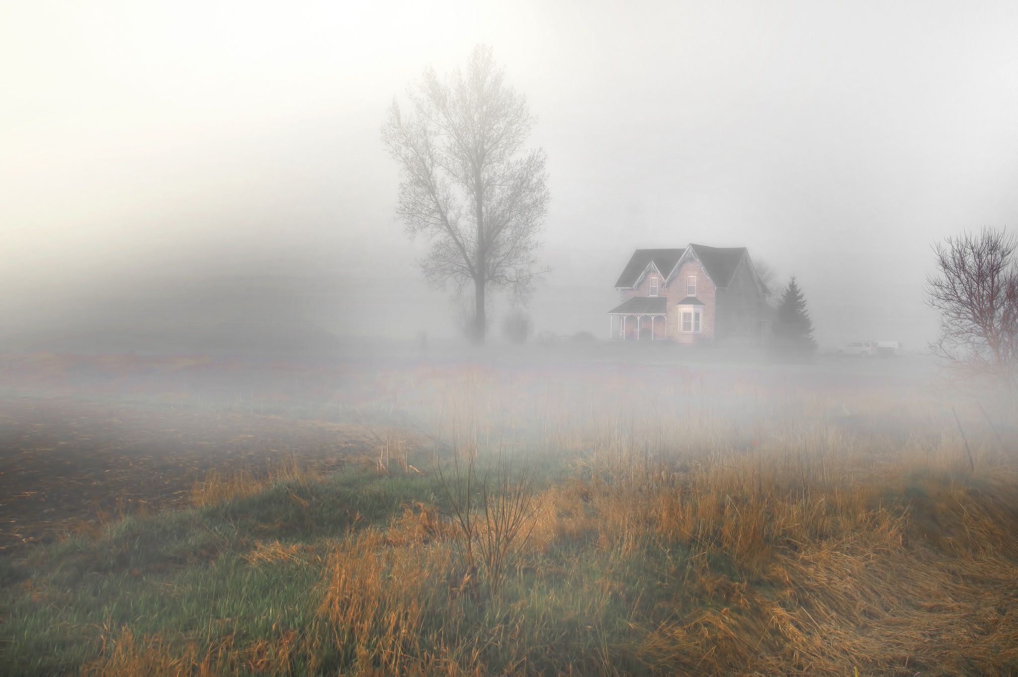 Холм тишины. Англия в тумане поместья. Дом в тумане. Туманный пейзаж. Туманная деревня.