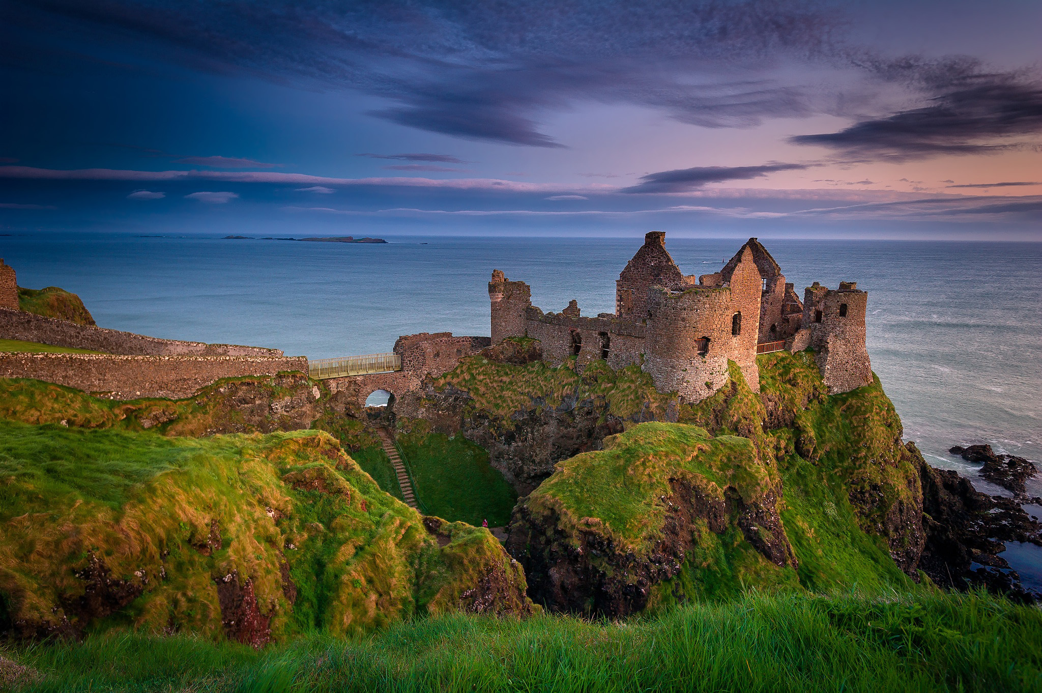 South ireland. Графство Антрим Северная Ирландия. Замок Данлюс Северная Ирландия. Замок Данлюс (Антрим, Ирландия. Замок Данлюс. Графство Антрим..