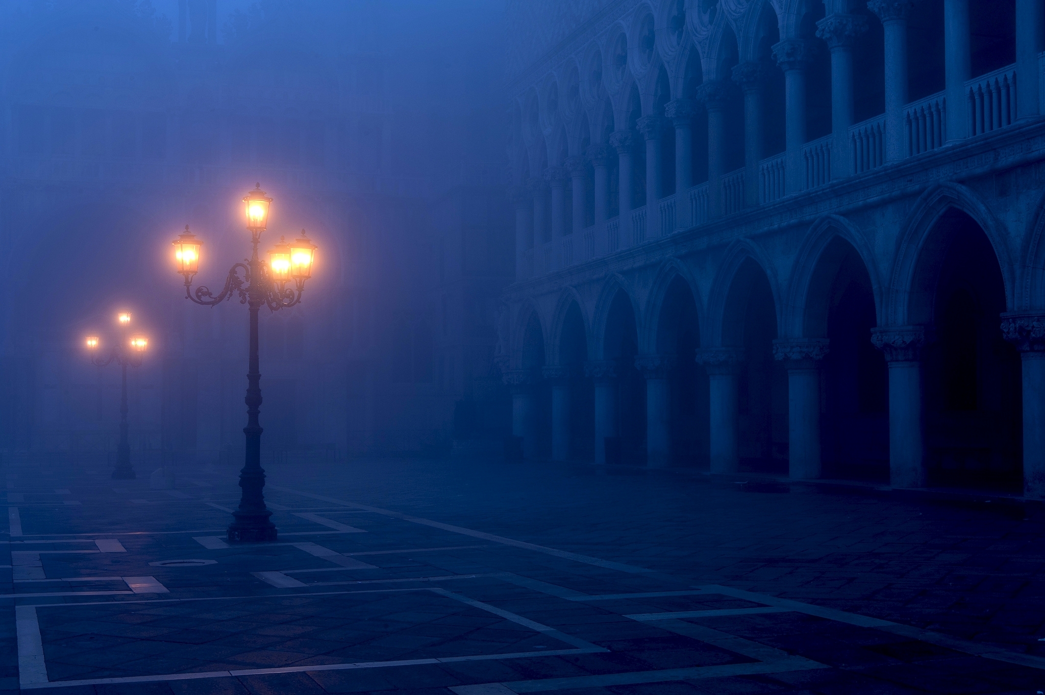 Город туман вечер. Площадь Сан Марко в Венеции в тумане. Ночная улица с фонарями. Ночная улица с фонарями в тумане. Темная улица с фонарями.