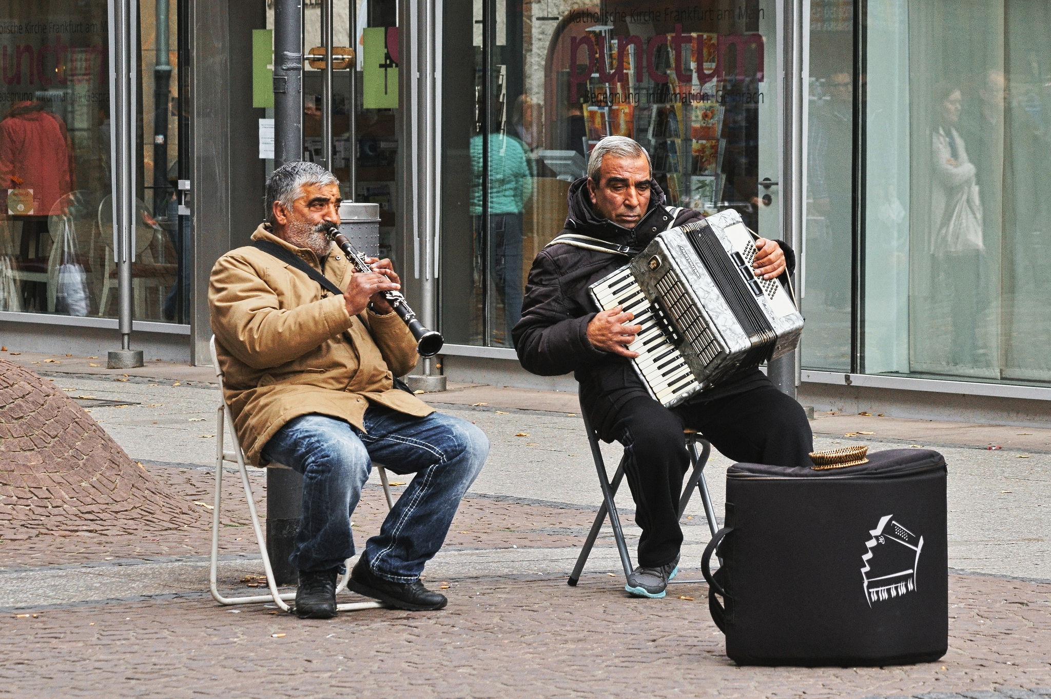 Звук людей на улице. Люди на улице. Музыка на улице. Музыка на улице картинка. Фото людей на улице.