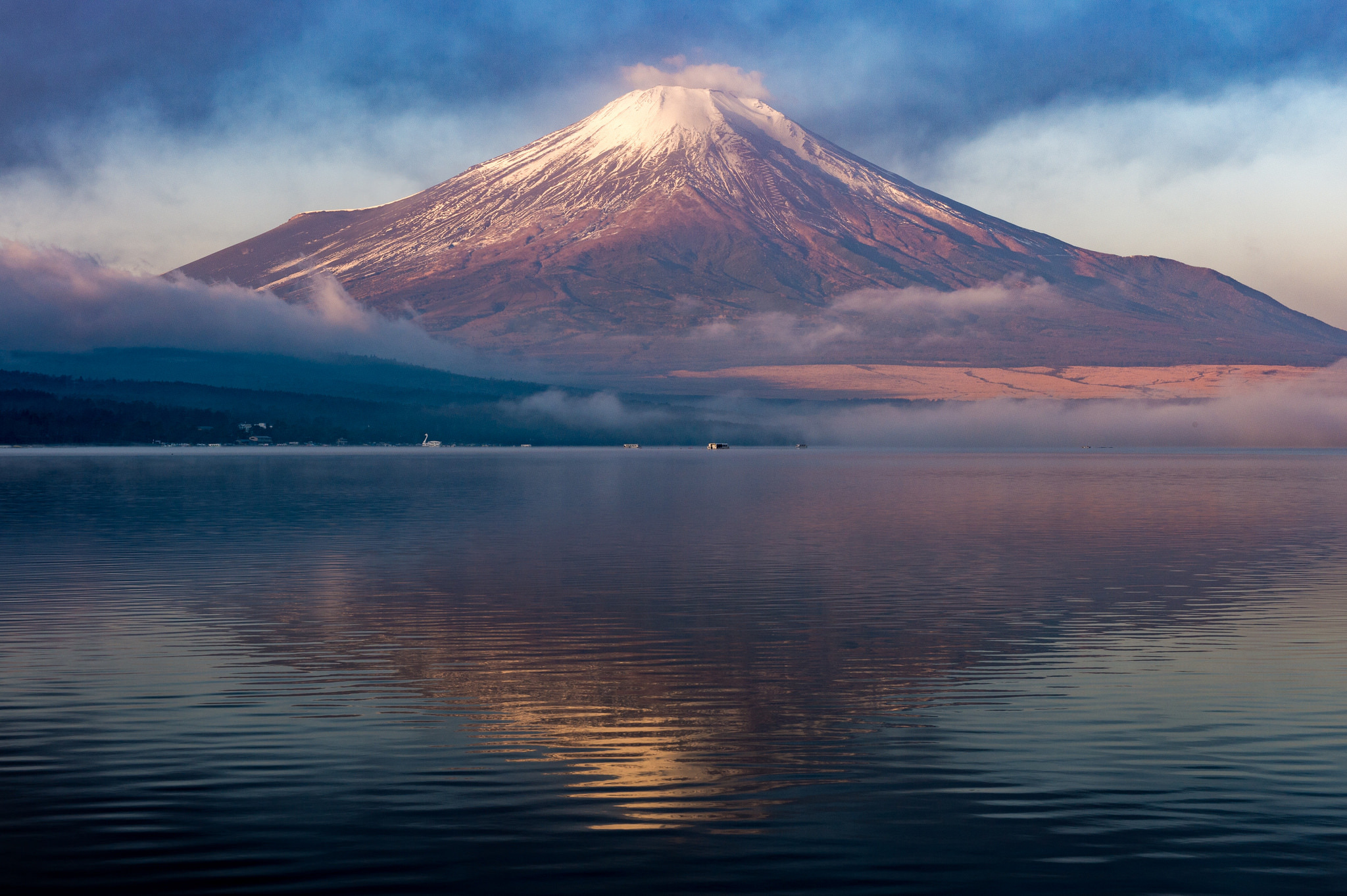 Фудзи это. Вулкан Фудзияма в Японии. Гора Фудзи в Японии. Вулкан Фудзи извержение. Гора Фудзи (остров Хонсю).