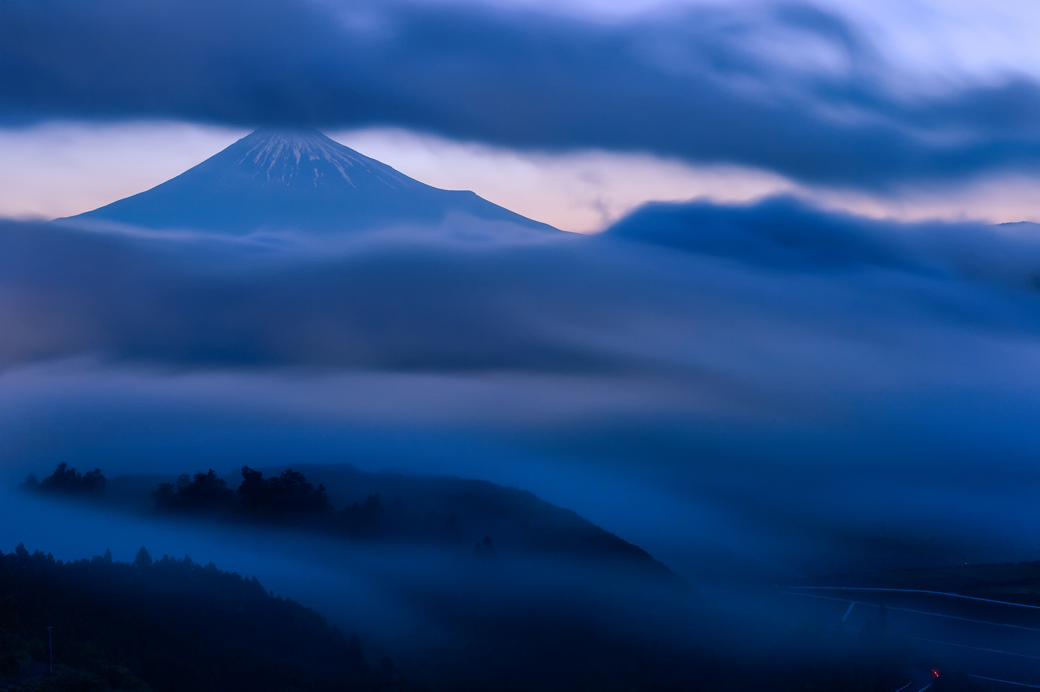Mount fuji purple wallpaper engine. Рерих Фудзияма. Гора Фудзи Сумерки. Фудзияма туман горы. Вулкан в Японии Фудзияма в тумане.
