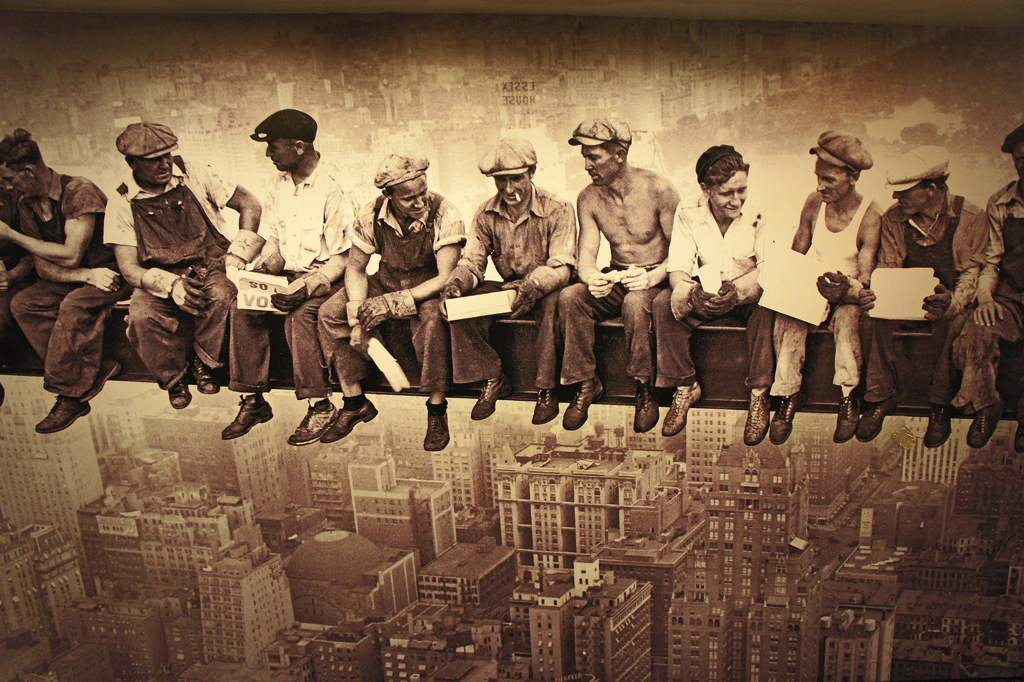 Четыре дня будут рабочих. Обед на небоскрёбе 1932. Строители небоскребов в Нью-Йорке на балке. Строители небоскребов. Картина рабочие на балке.