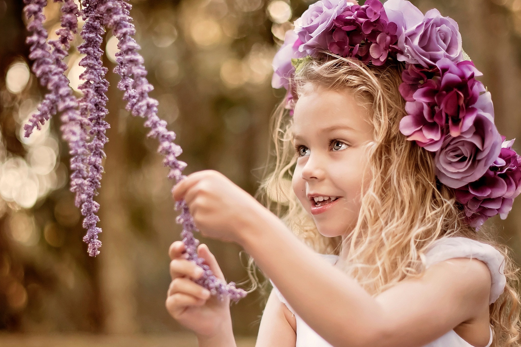 Девичьи радости. Девочка с цветами. Маленькая девочка с цветами. Детская фотосессия с цветами. Дети с цветами.