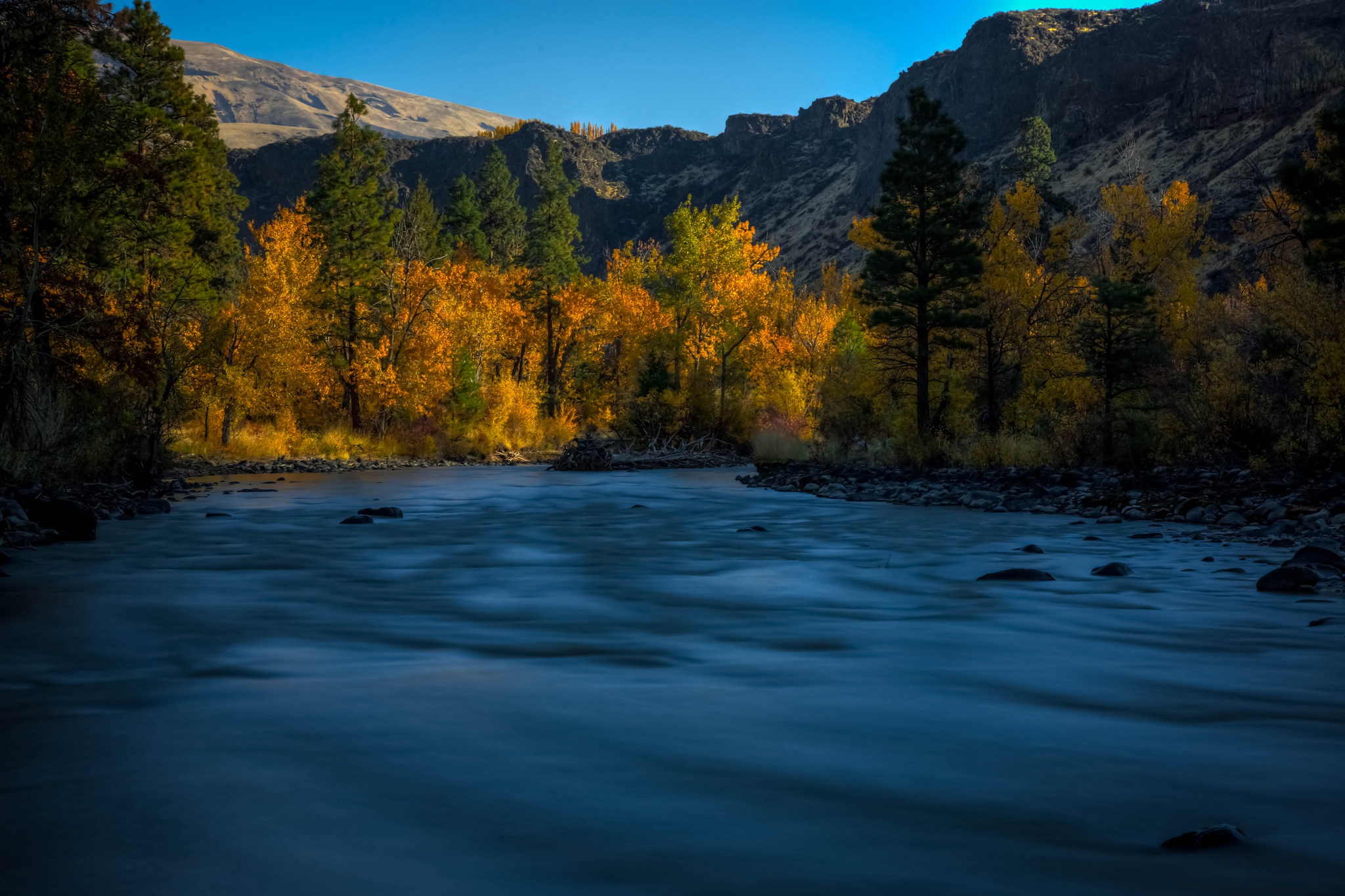 Обои осень, деревья, горы, река, Washington State, Штат Вашингтон, Naches  River, Река Начес на телефон и рабочий стол, раздел пейзажи, разрешение  2048x1365 - скачать