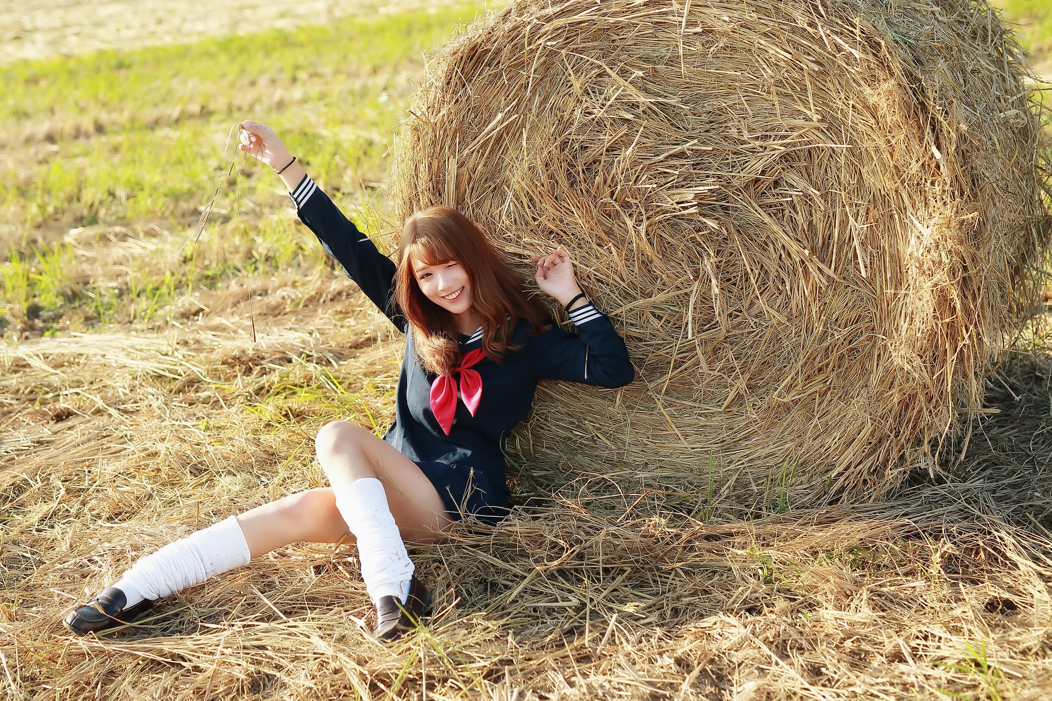 На сене лежит сама. Девушка подросток на сене. Рыжая девушка на сене. Девушка на стоге сена.