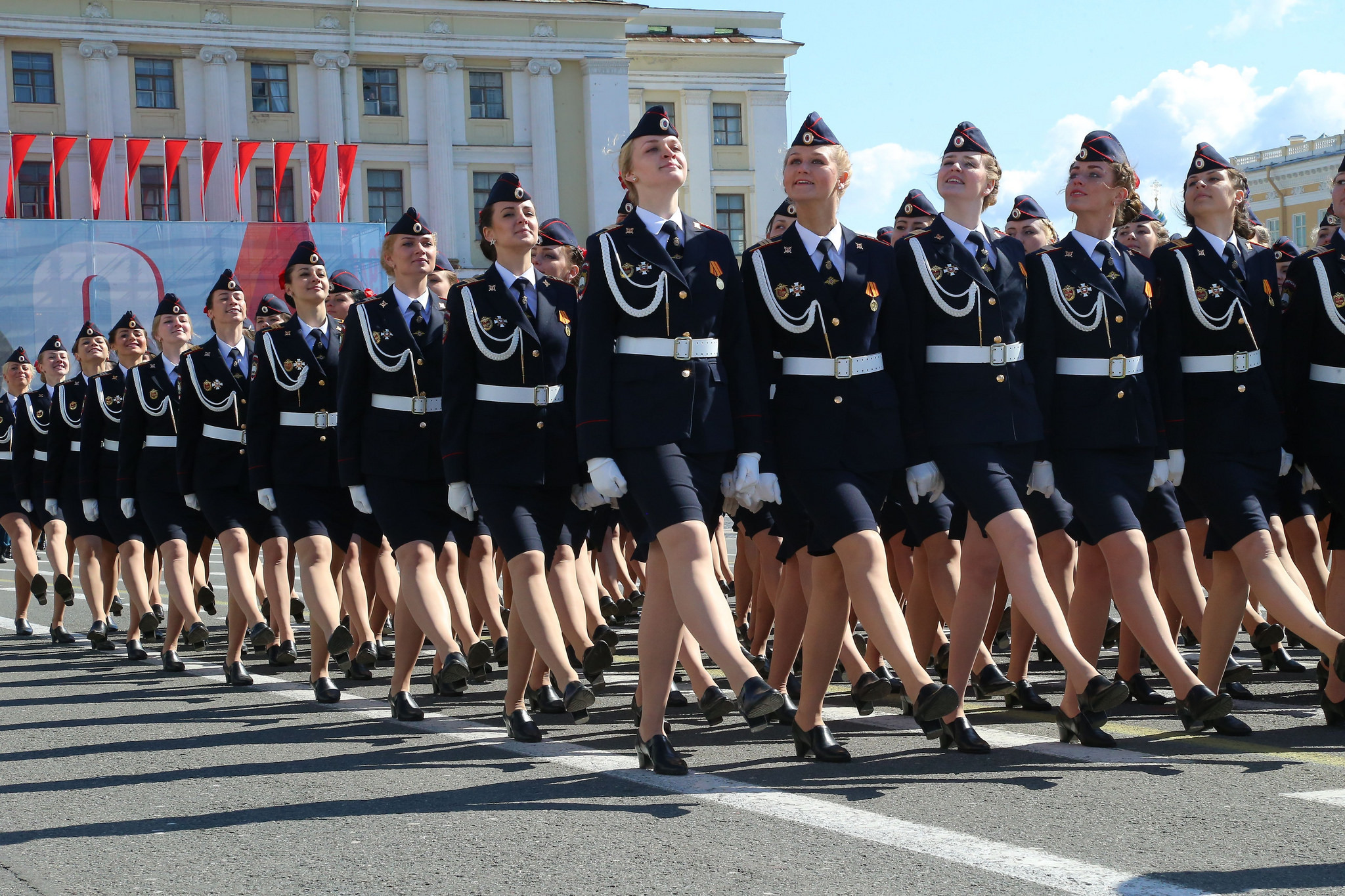 Равнение на девушек. Девушки на параде. Женщины военные на параде. Военные девушки России на параде. Девушки на параде Победы.