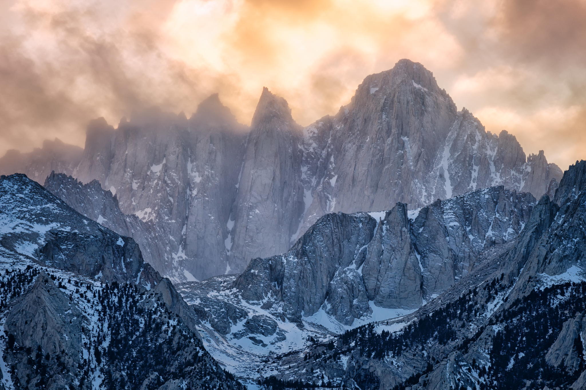 The tops of the mountains with snow. Гора Маттерхорн 4k. Дыхтау. Снежные горы. Холодная гора.