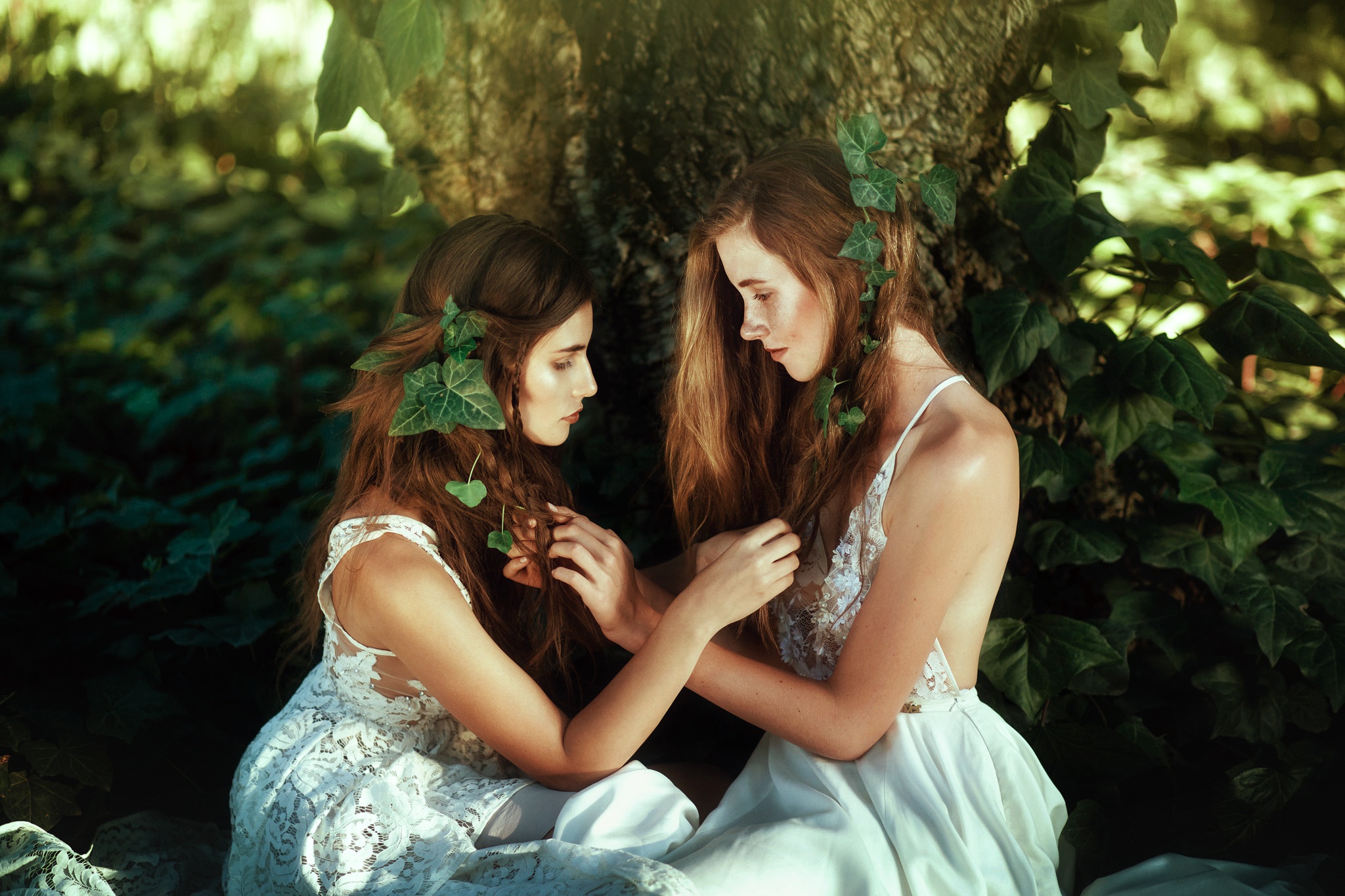 Две картинки. ««Лесные Девы»» Дыкова. Две девушки. Подруги в лесу. Две девушки на природе.