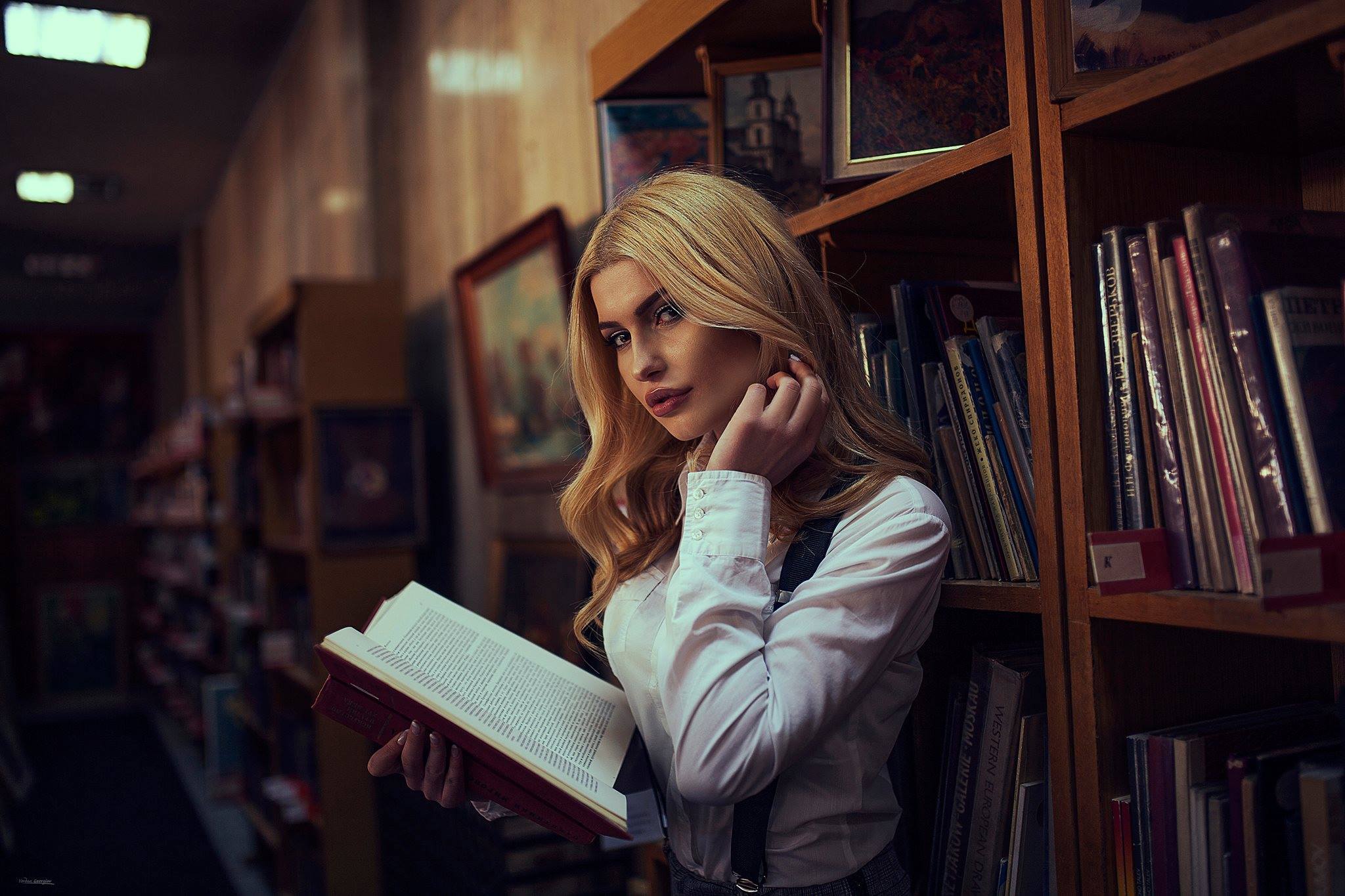 Читать приличный. Девушка с книгой. Девушка с книжкой. Девушка в библиотеке. Фотосъемка в библиотеке.