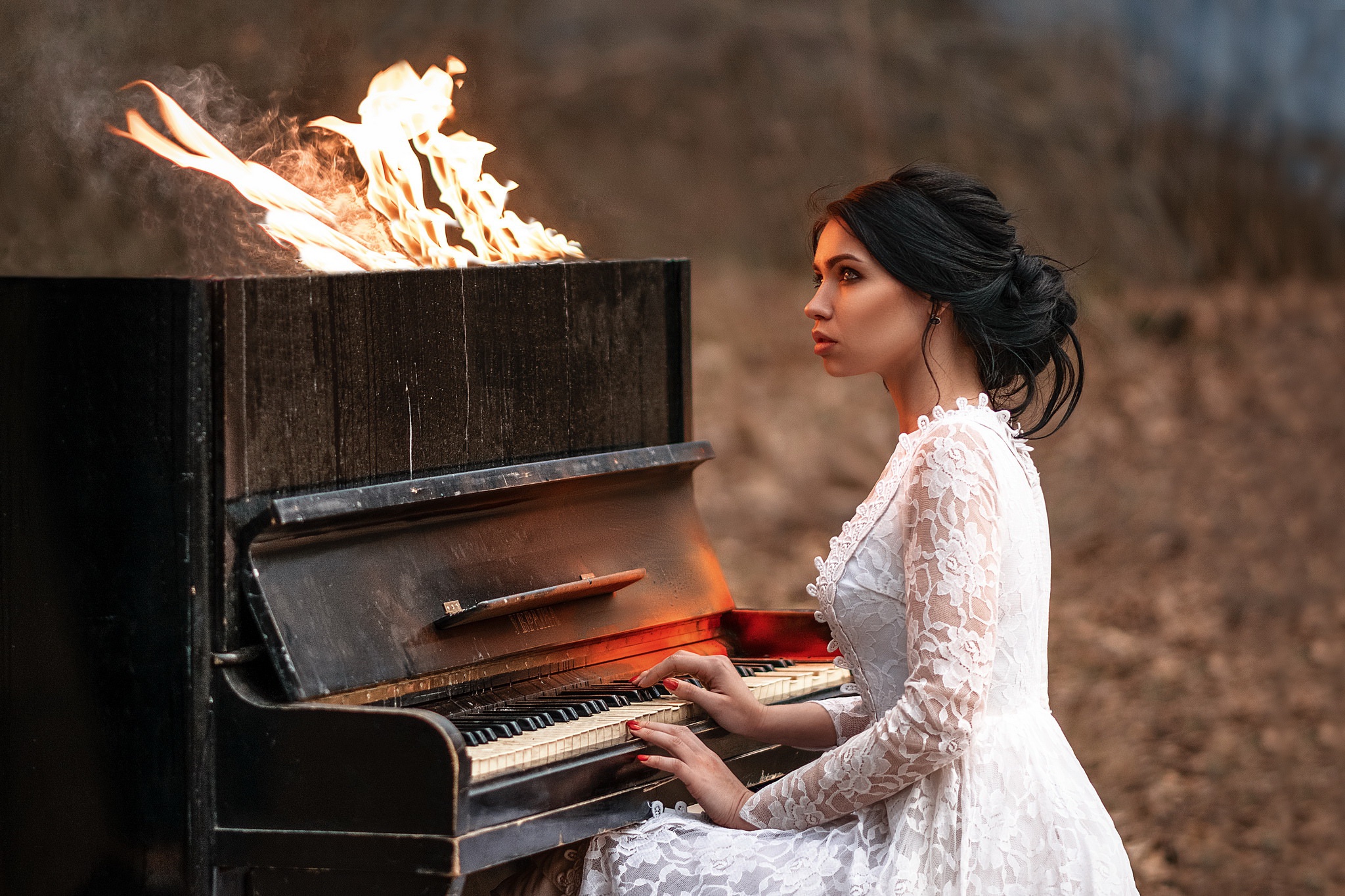 Популярные красивые мелодии. Красивая девушка у рояля. Красивая пианистка. Девушка за пианино. Девушка на рояле.
