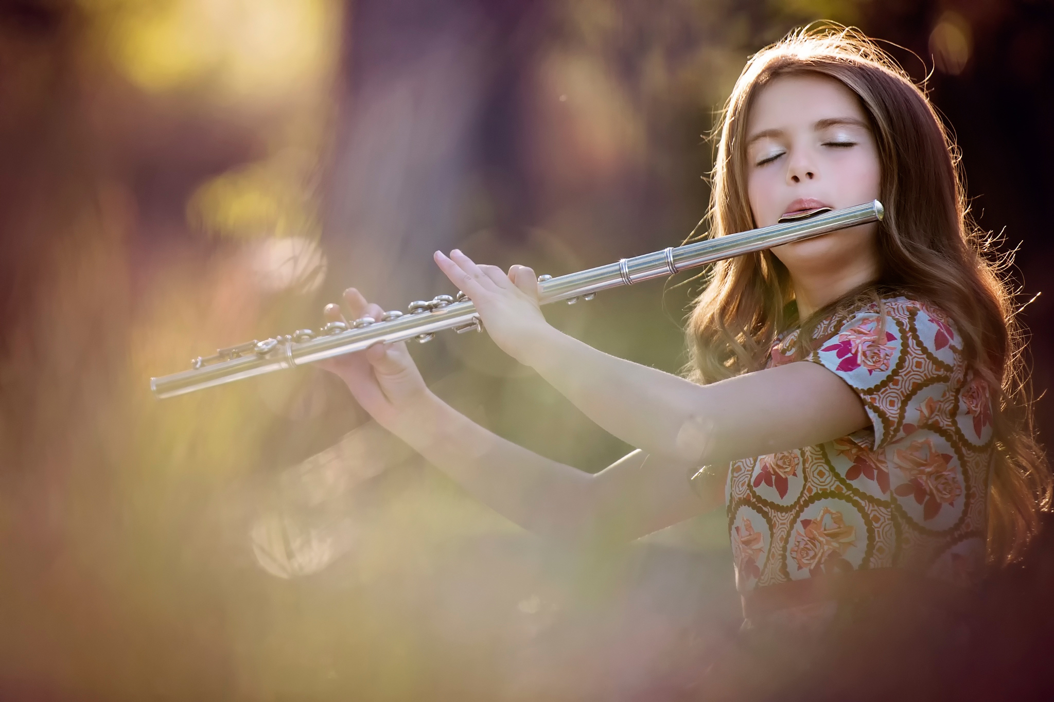Play the flute. Девушка с флейтой. Игра на флейте. Фотосессия с флейтой. Девочка играет на флейте.