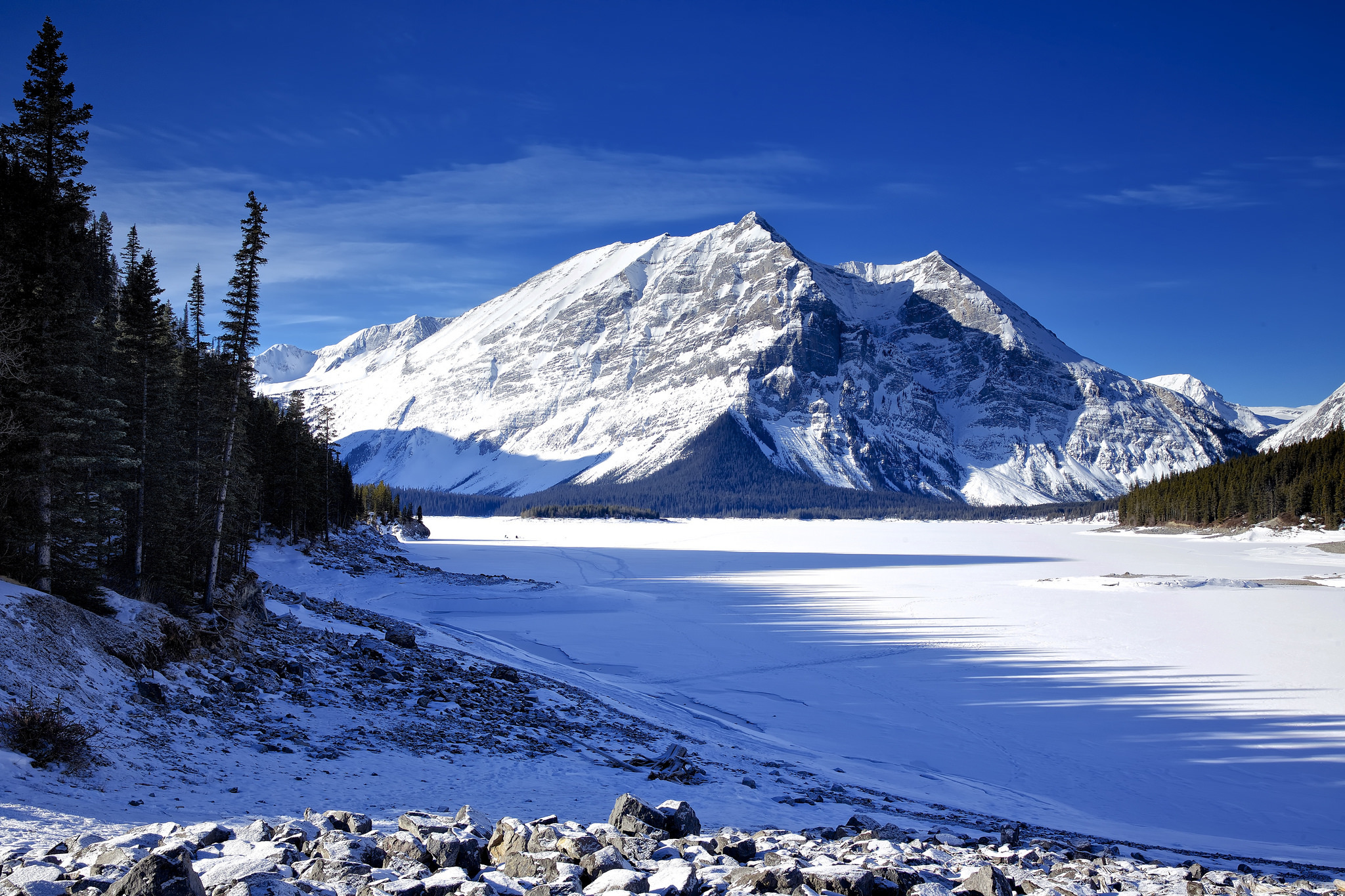 Ice mountain. Горы зимой. Горы снег. Заснеженные горы. Снежные горы и озеро.